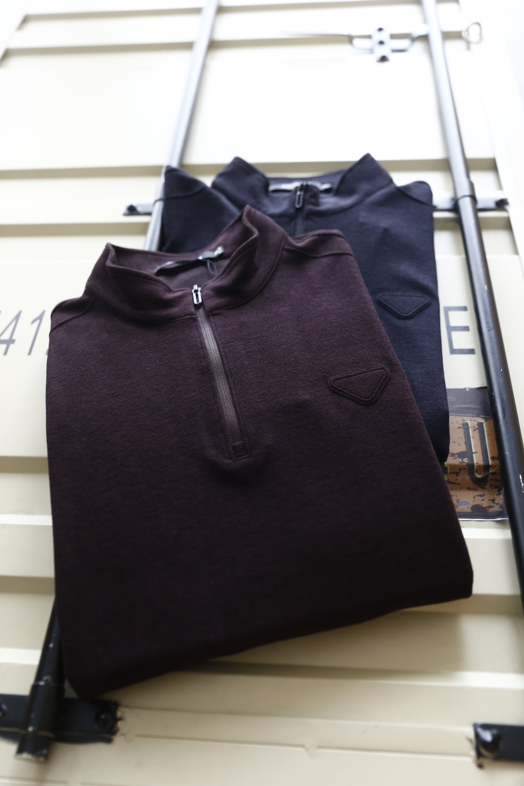 🔥普拉*/Pr*da.2025秋季新品时尚男士立领拉链长袖衫👍奢华品牌三角标LOGO设计！绝对经得起时间