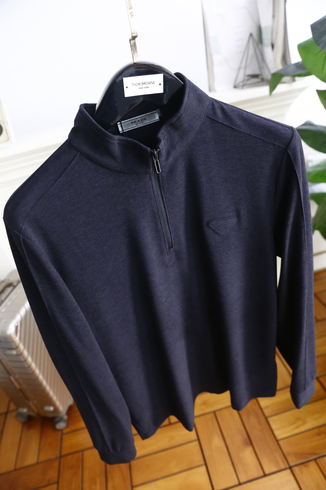 🔥普拉*/Pr*da.2025秋季新品时尚男士立领拉链长袖衫👍奢华品牌三角标LOGO设计！绝对经得起时间