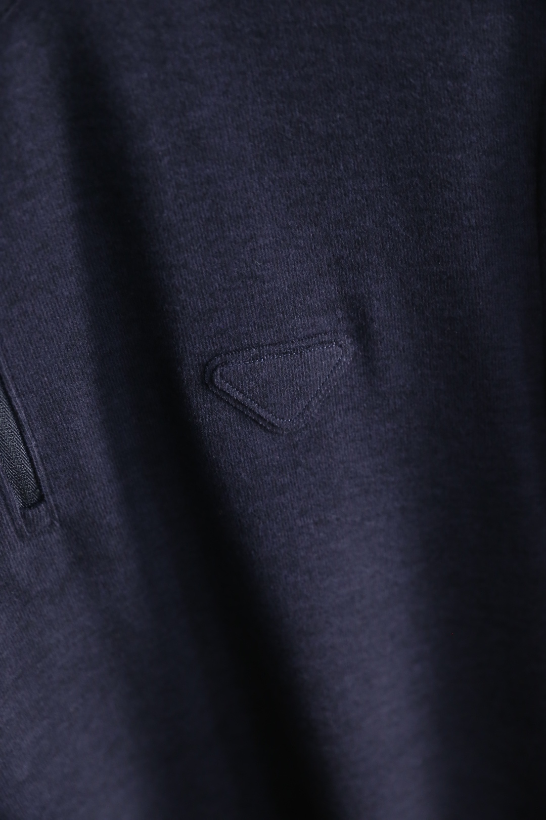 🔥普拉*/Pr*da.2025秋季新品时尚男士立领拉链长袖衫👍奢华品牌三角标LOGO设计！绝对经得起时间