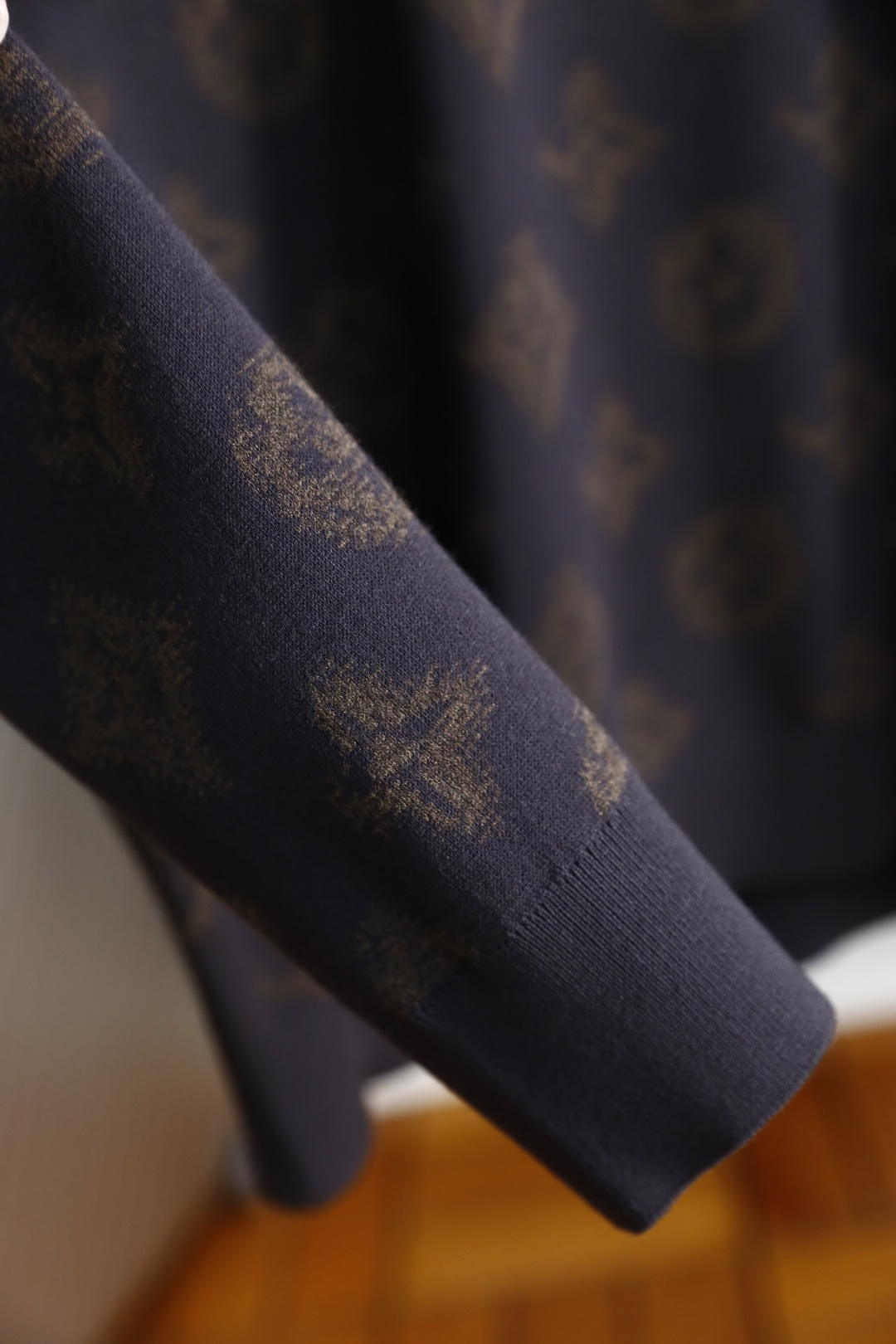 🔥华伦天奴.2025秋季新品男士长袖针织衫👍🏼独家呈现！奢华品牌元素LOGO搭配✅超级百搭极符合美学基调