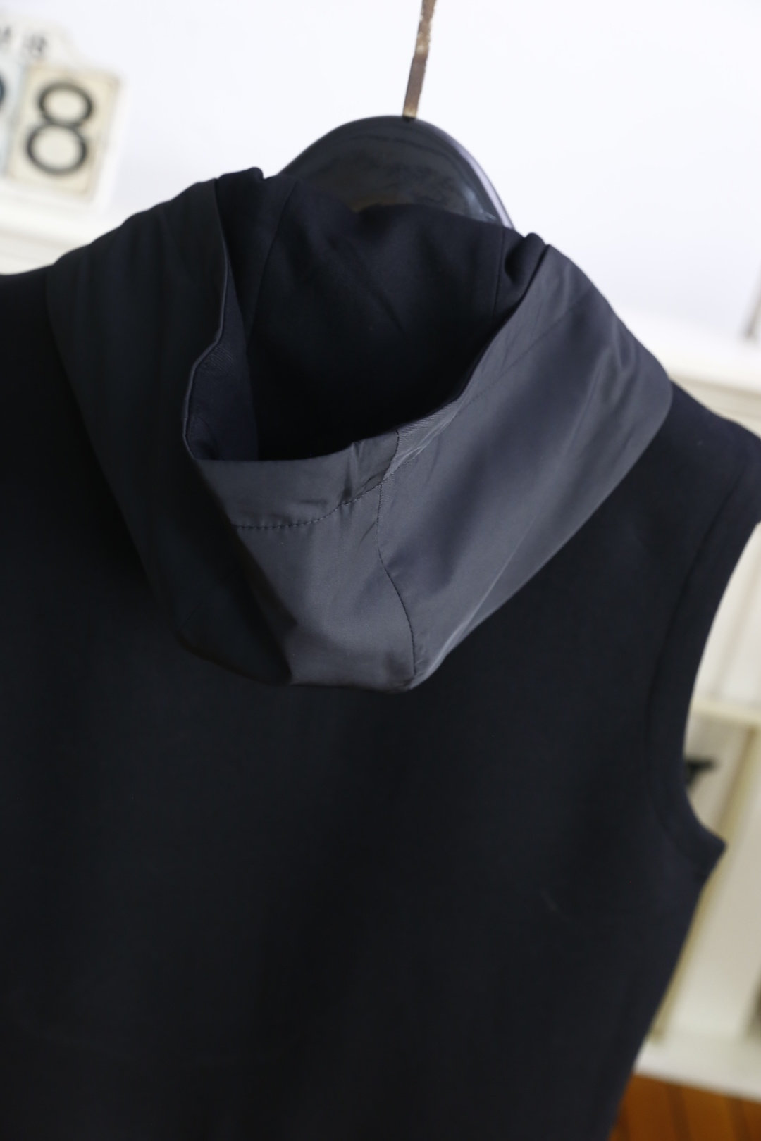 🔥普拉*/Pr*da.2025秋季新品🆕时尚男士连帽针织马甲！简约时尚又不失细节感一款，奢华经典品牌三角