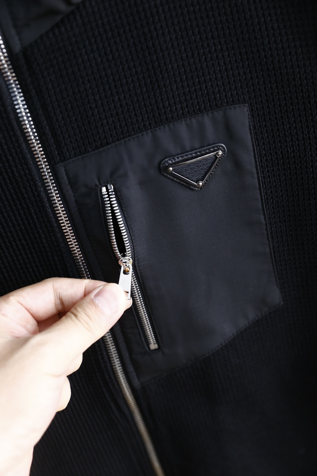 🔥普拉*/Pr*da.2025秋季新品🆕时尚男士连帽针织马甲！简约时尚又不失细节感一款，奢华经典品牌三角