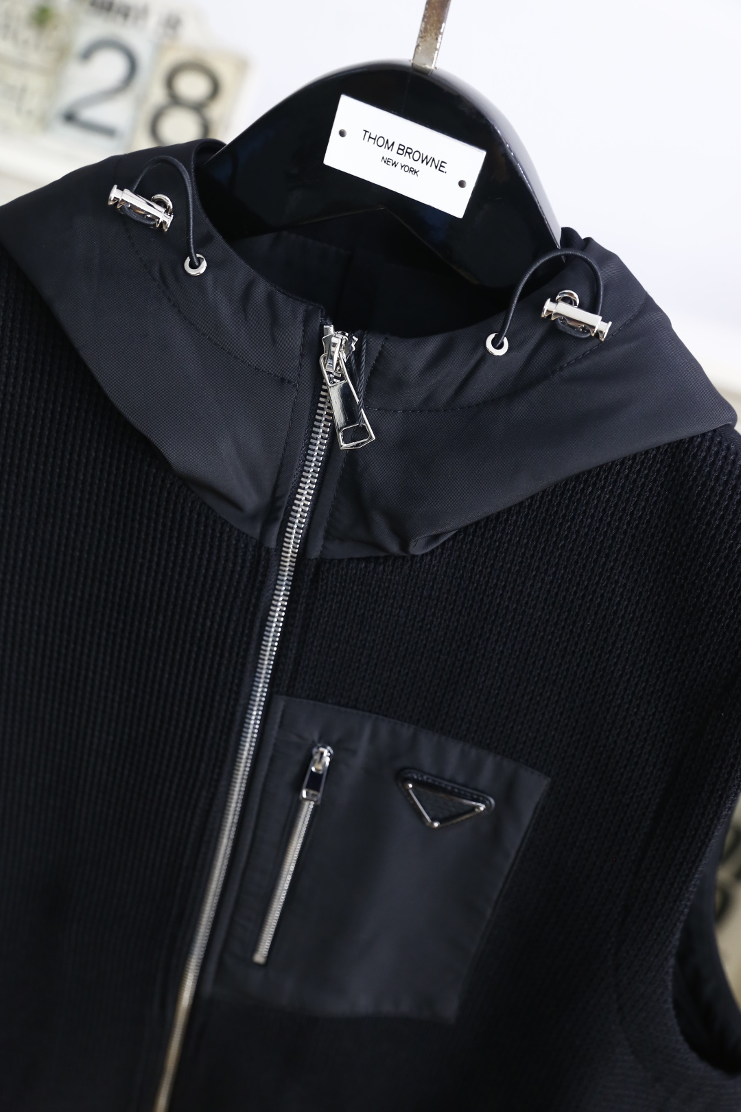 🔥普拉*/Pr*da.2025秋季新品🆕时尚男士连帽针织马甲！简约时尚又不失细节感一款，奢华经典品牌三角