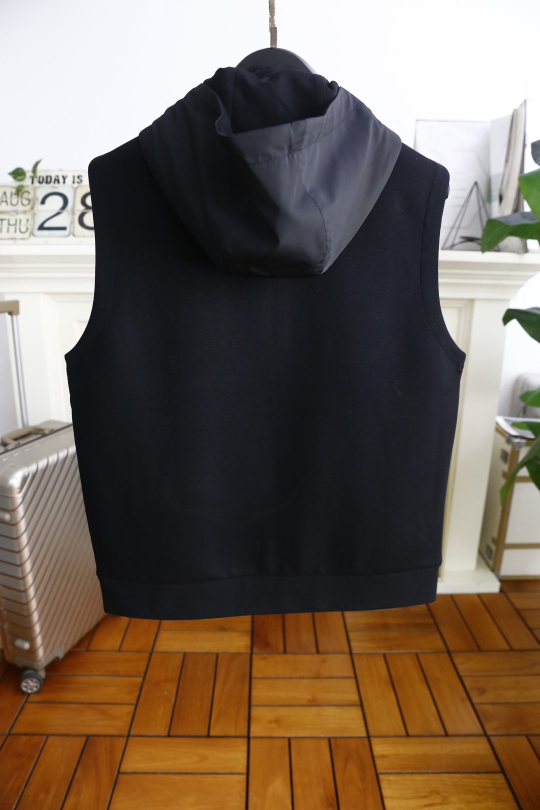 🔥普拉*/Pr*da.2025秋季新品🆕时尚男士连帽针织马甲！简约时尚又不失细节感一款，奢华经典品牌三角