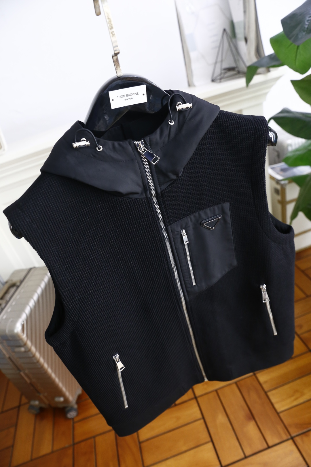 🔥普拉*/Pr*da.2025秋季新品🆕时尚男士连帽针织马甲！简约时尚又不失细节感一款，奢华经典品牌三角