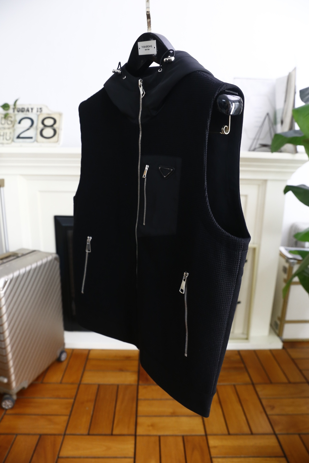 🔥普拉*/Pr*da.2025秋季新品🆕时尚男士连帽针织马甲！简约时尚又不失细节感一款，奢华经典品牌三角