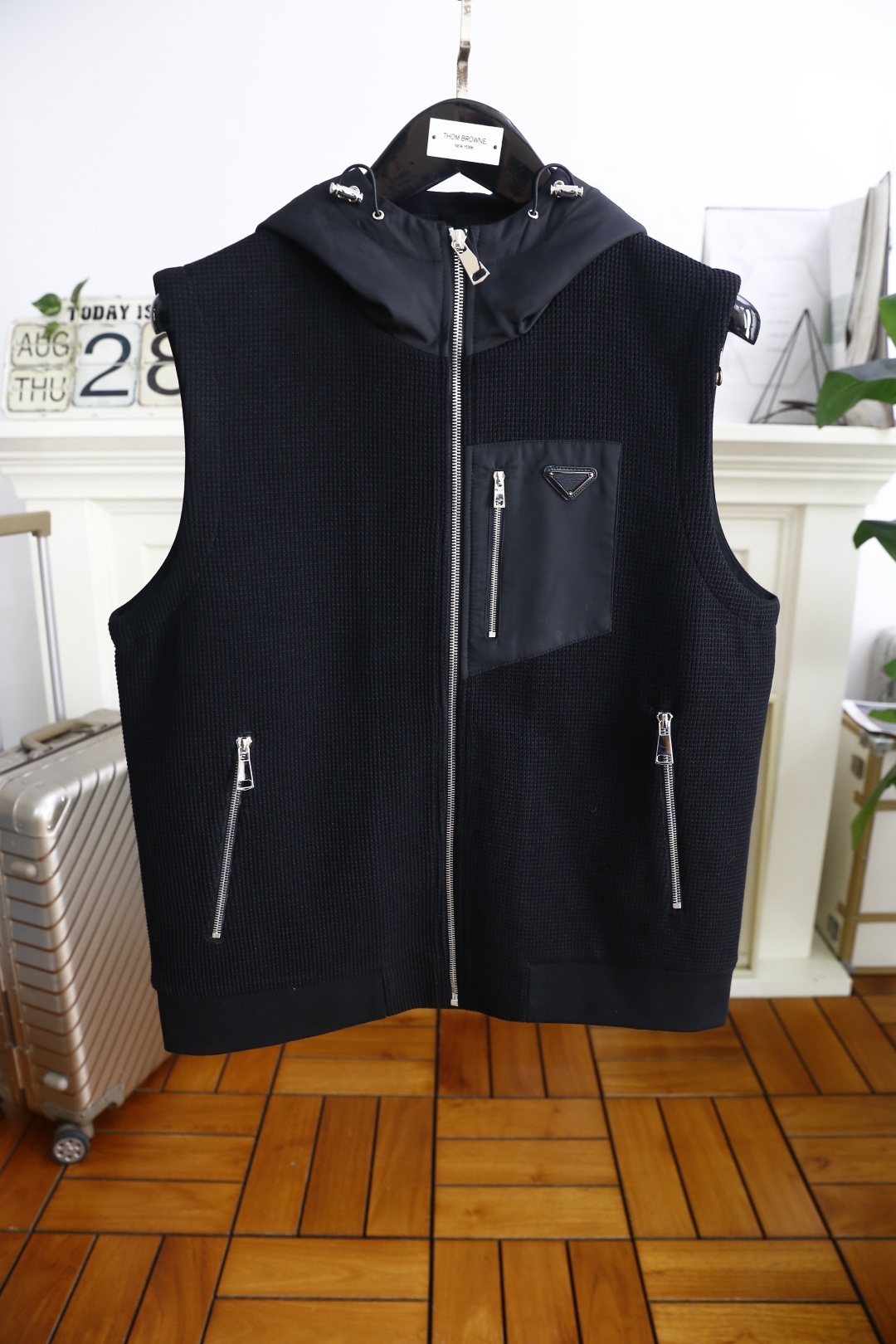 🔥普拉*/Pr*da.2025秋季新品🆕时尚男士连帽针织马甲！简约时尚又不失细节感一款，奢华经典品牌三角