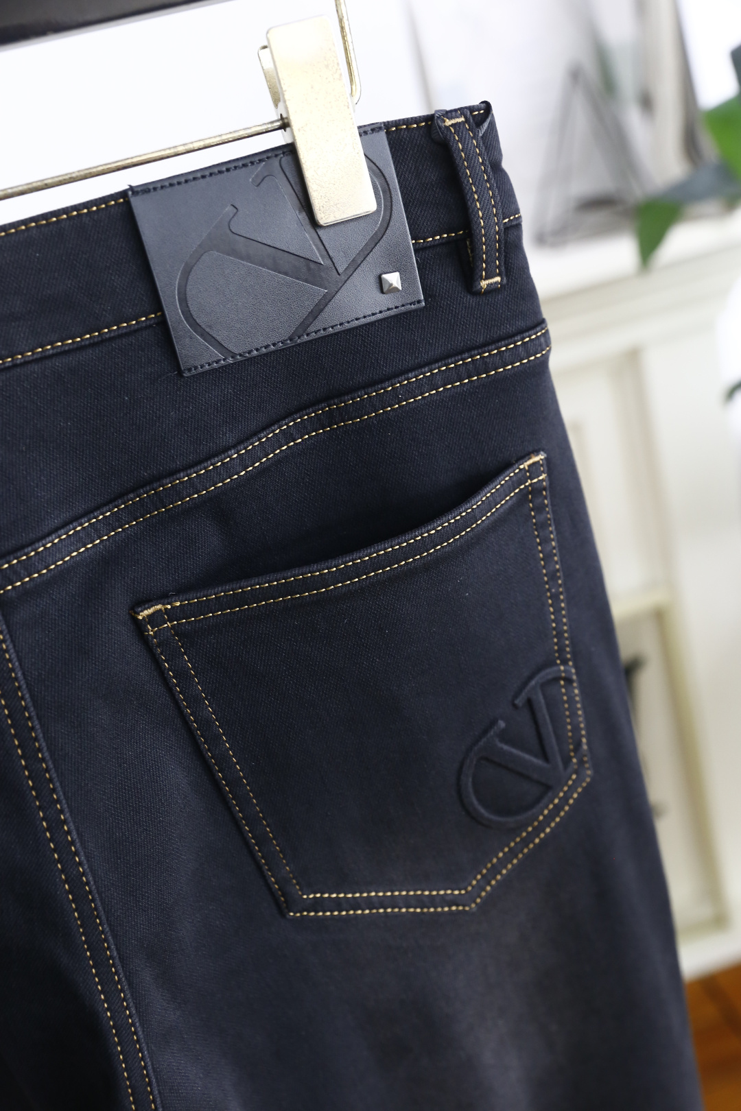 🔥华伦天奴.25秋季新品时尚男士牛仔裤👖采用客供水洗弹力牛仔裤！奢华经典品牌Logo设计！时尚潮流因此已