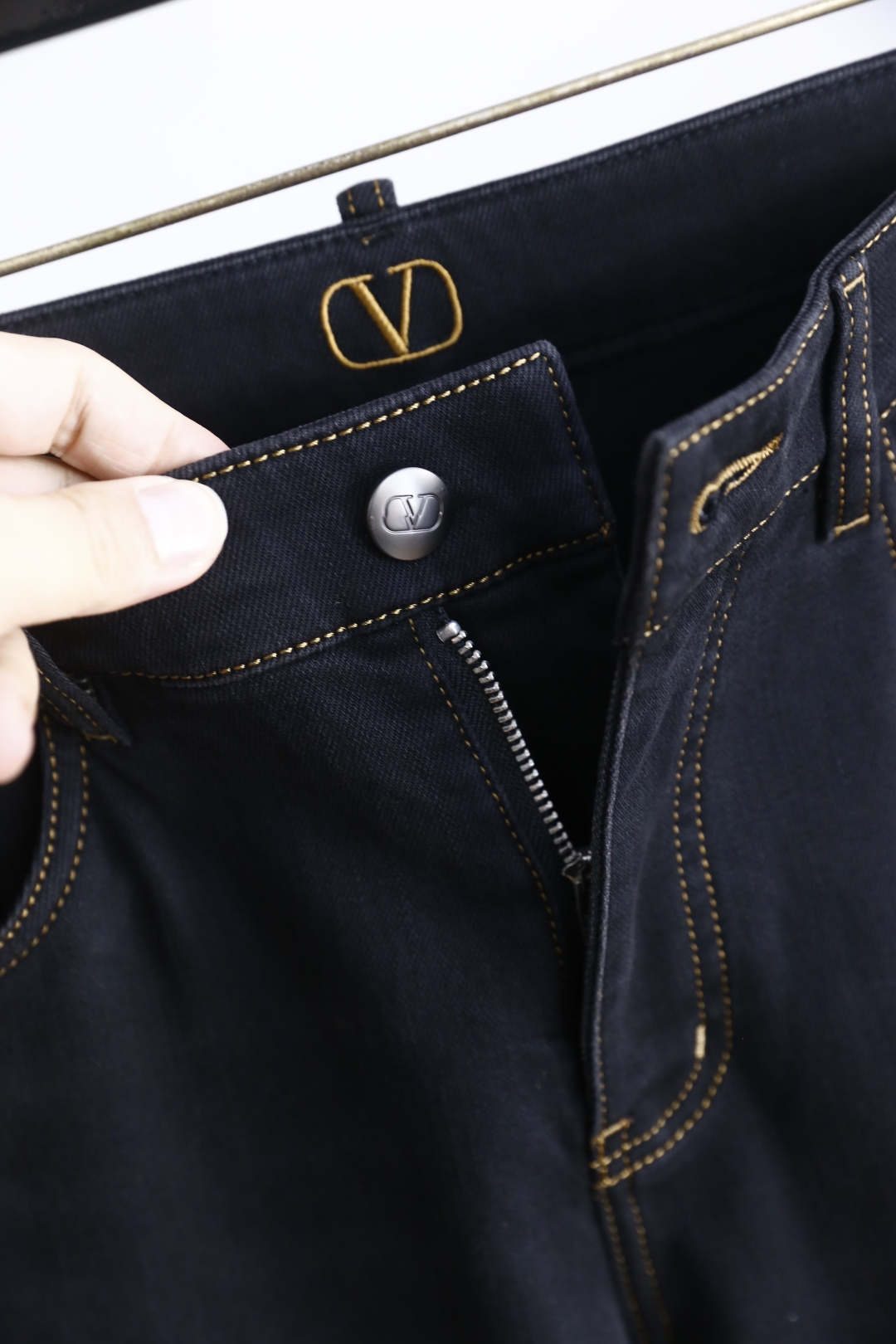 🔥华伦天奴.25秋季新品时尚男士牛仔裤👖采用客供水洗弹力牛仔裤！奢华经典品牌Logo设计！时尚潮流因此已