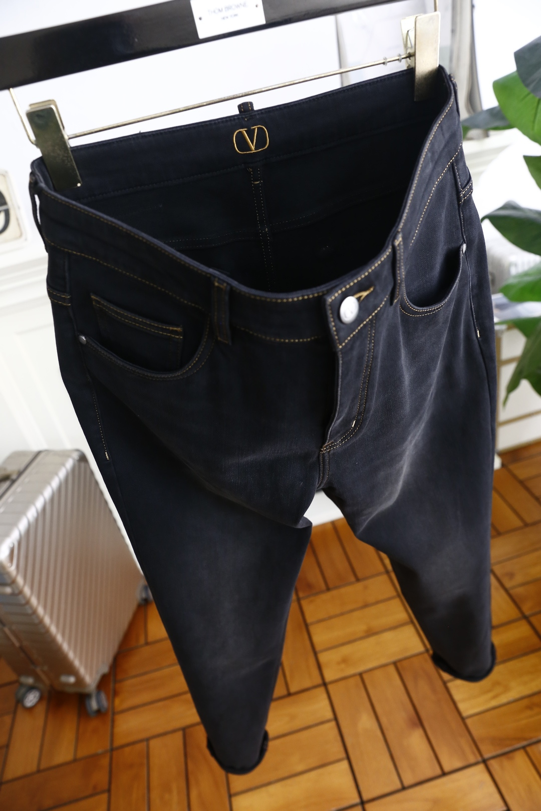 🔥华伦天奴.25秋季新品时尚男士牛仔裤👖采用客供水洗弹力牛仔裤！奢华经典品牌Logo设计！时尚潮流因此已