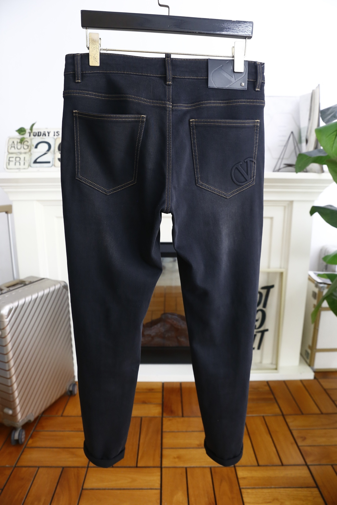 🔥华伦天奴.25秋季新品时尚男士牛仔裤👖采用客供水洗弹力牛仔裤！奢华经典品牌Logo设计！时尚潮流因此已