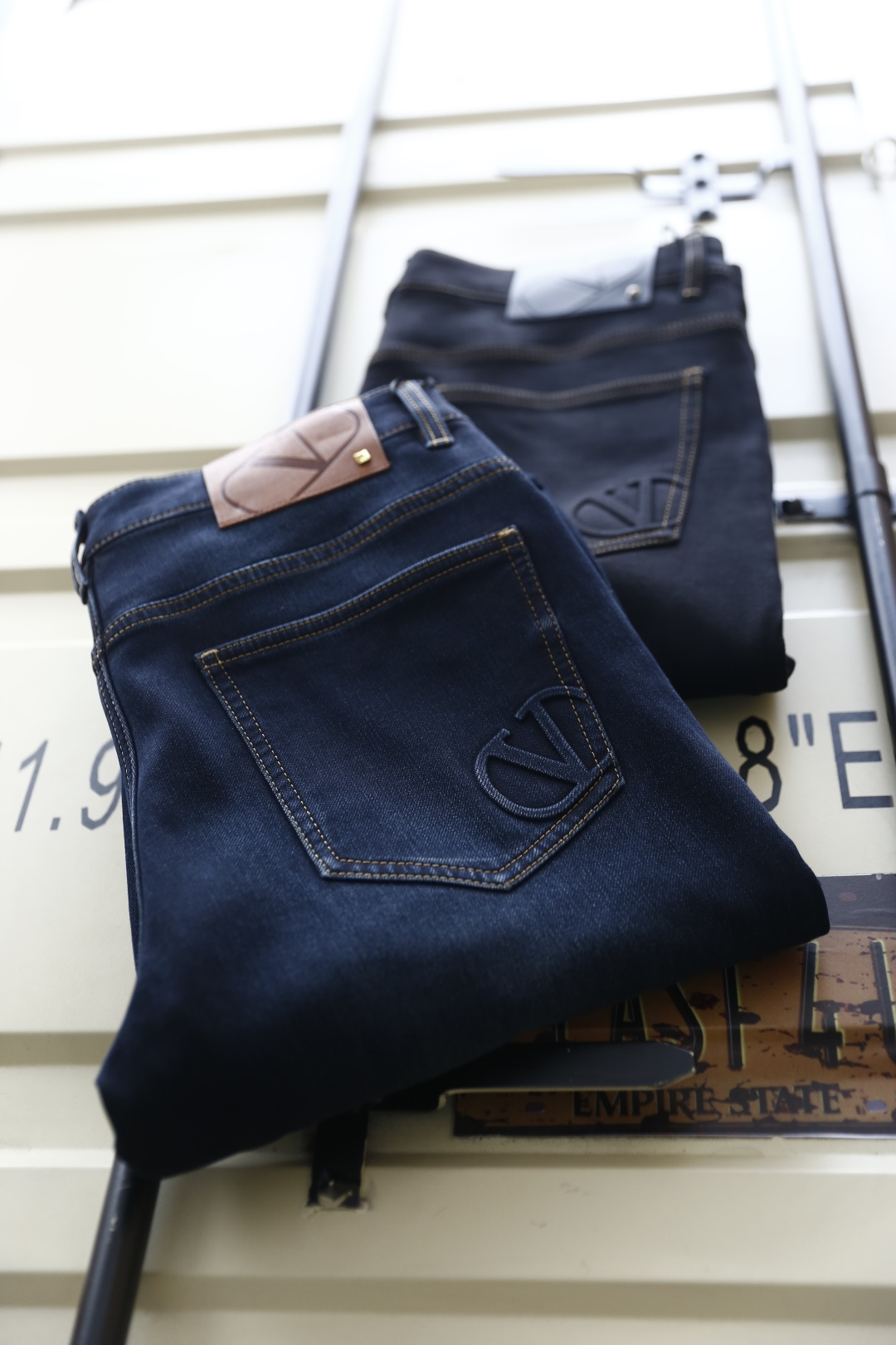 🔥华伦天奴.25秋季新品时尚男士牛仔裤👖采用客供水洗弹力牛仔裤！奢华经典品牌Logo设计！时尚潮流因此已