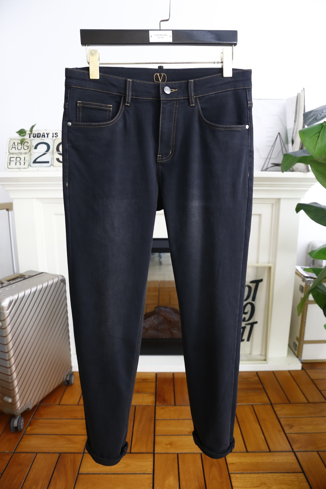 🔥华伦天奴.25秋季新品时尚男士牛仔裤👖采用客供水洗弹力牛仔裤！奢华经典品牌Logo设计！时尚潮流因此已