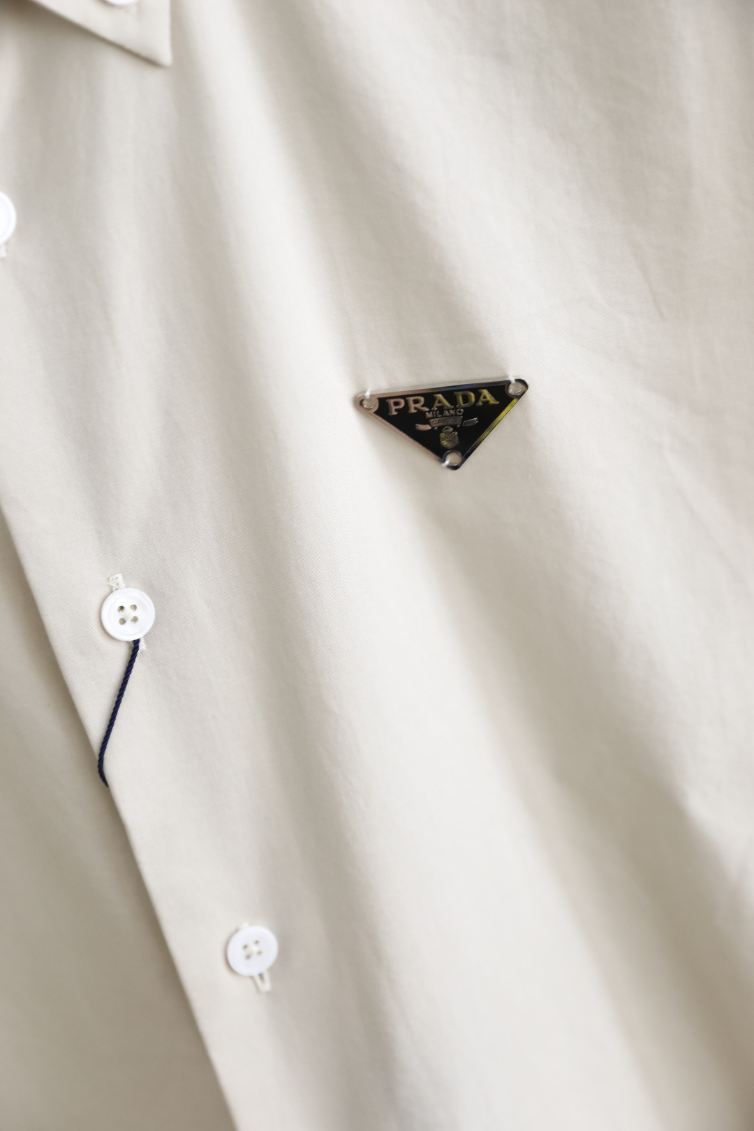 🔥普拉*/Pr*da.25秋季男士长袖衬衫！胸前奢华品牌经典三角标字母LOGO设计品相完美如斯，采用舒适