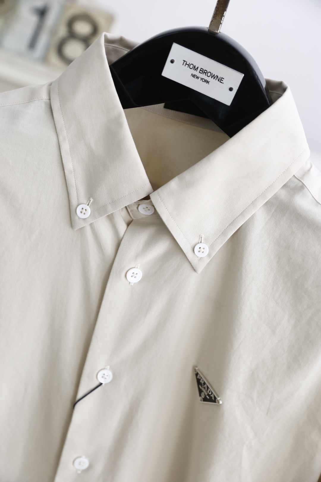 🔥普拉*/Pr*da.25秋季男士长袖衬衫！胸前奢华品牌经典三角标字母LOGO设计品相完美如斯，采用舒适