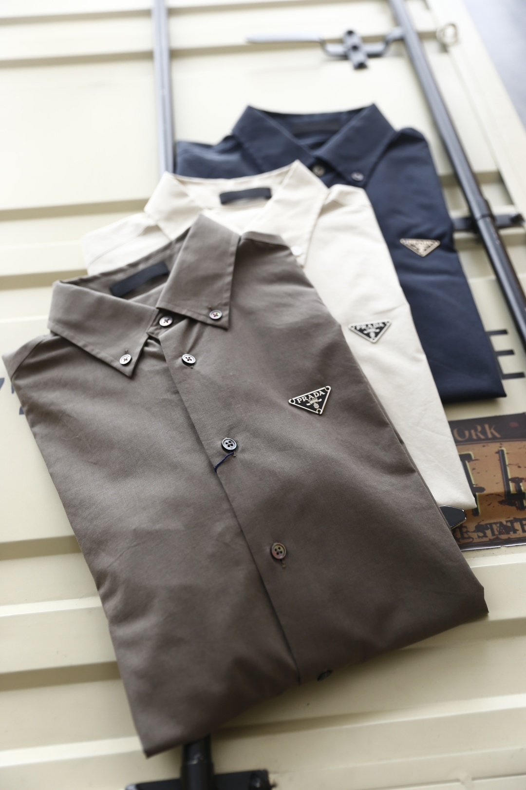 🔥普拉*/Pr*da.25秋季男士长袖衬衫！胸前奢华品牌经典三角标字母LOGO设计品相完美如斯，采用舒适