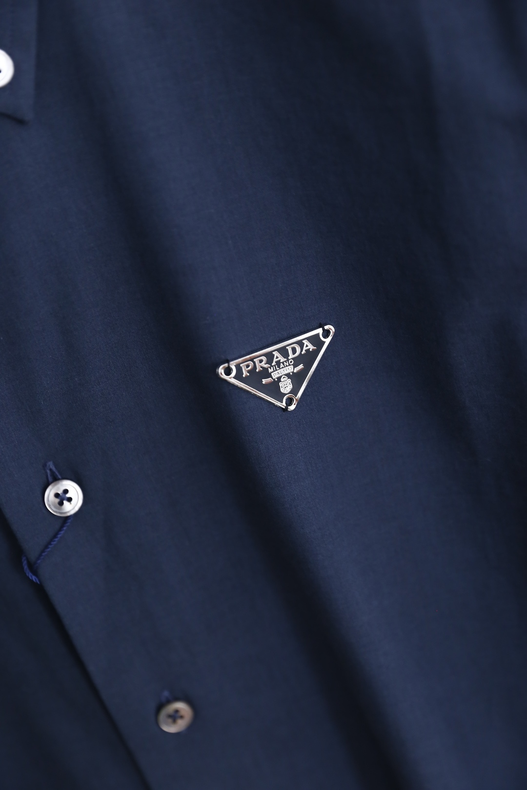 🔥普拉*/Pr*da.25秋季男士长袖衬衫！胸前奢华品牌经典三角标字母LOGO设计品相完美如斯，采用舒适