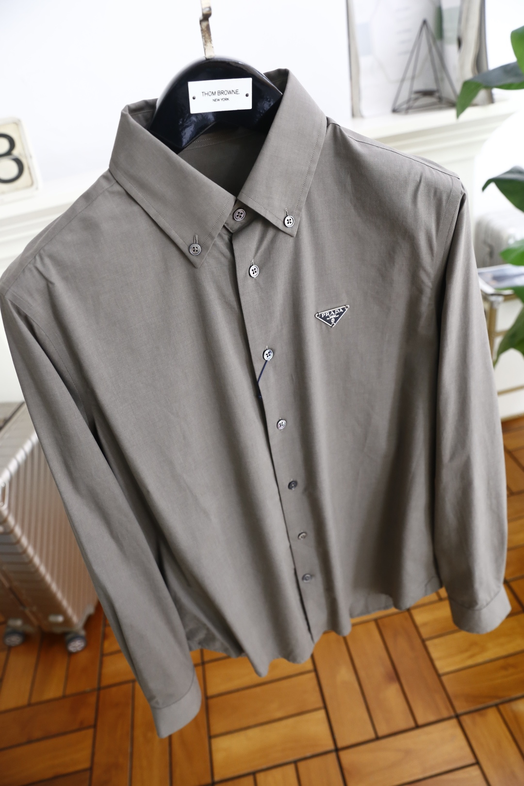 🔥普拉*/Pr*da.25秋季男士长袖衬衫！胸前奢华品牌经典三角标字母LOGO设计品相完美如斯，采用舒适
