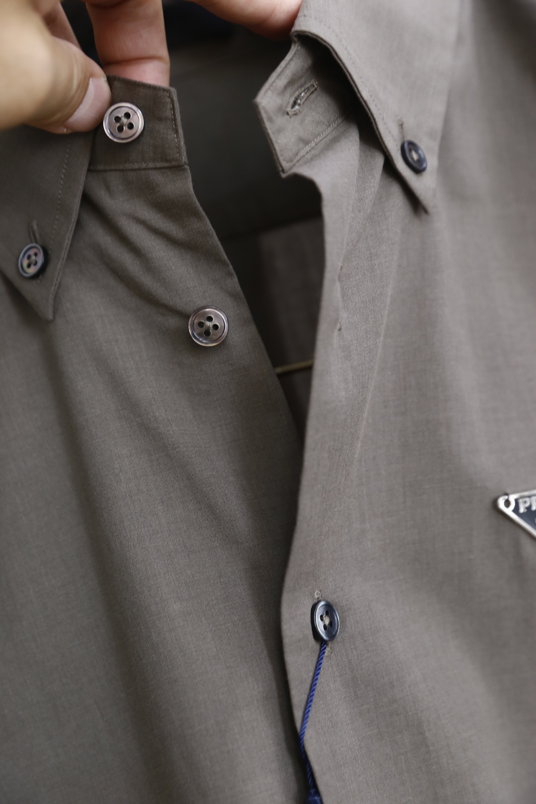 🔥普拉*/Pr*da.25秋季男士长袖衬衫！胸前奢华品牌经典三角标字母LOGO设计品相完美如斯，采用舒适