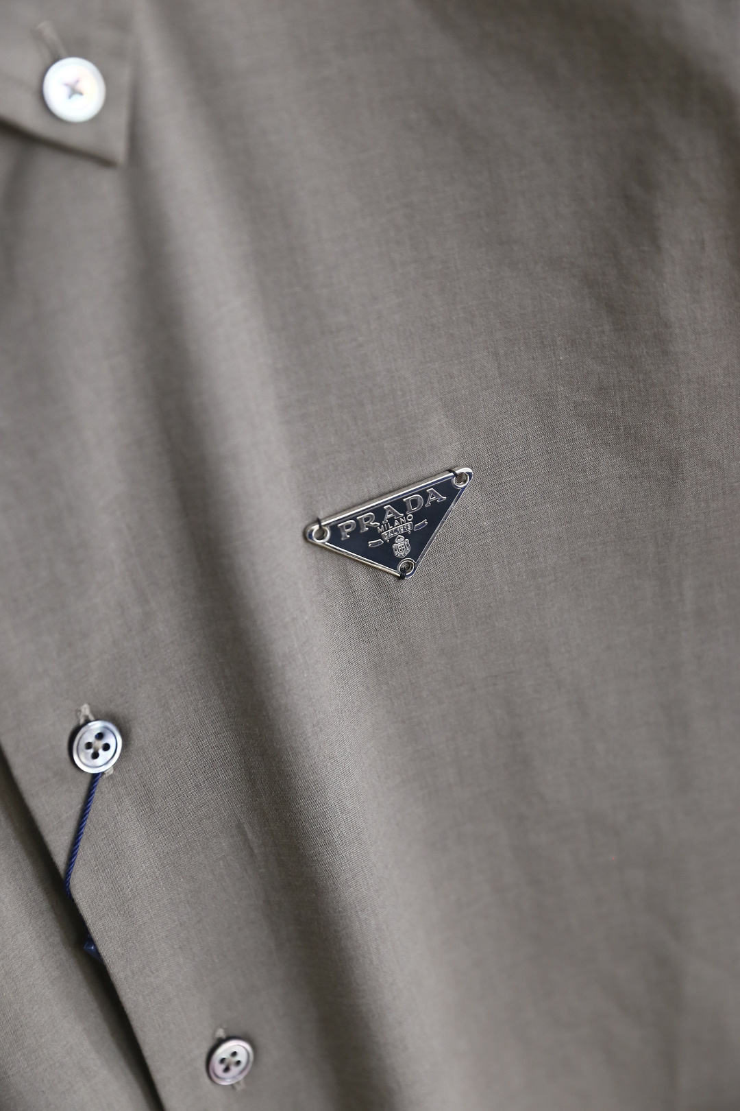 🔥普拉*/Pr*da.25秋季男士长袖衬衫！胸前奢华品牌经典三角标字母LOGO设计品相完美如斯，采用舒适