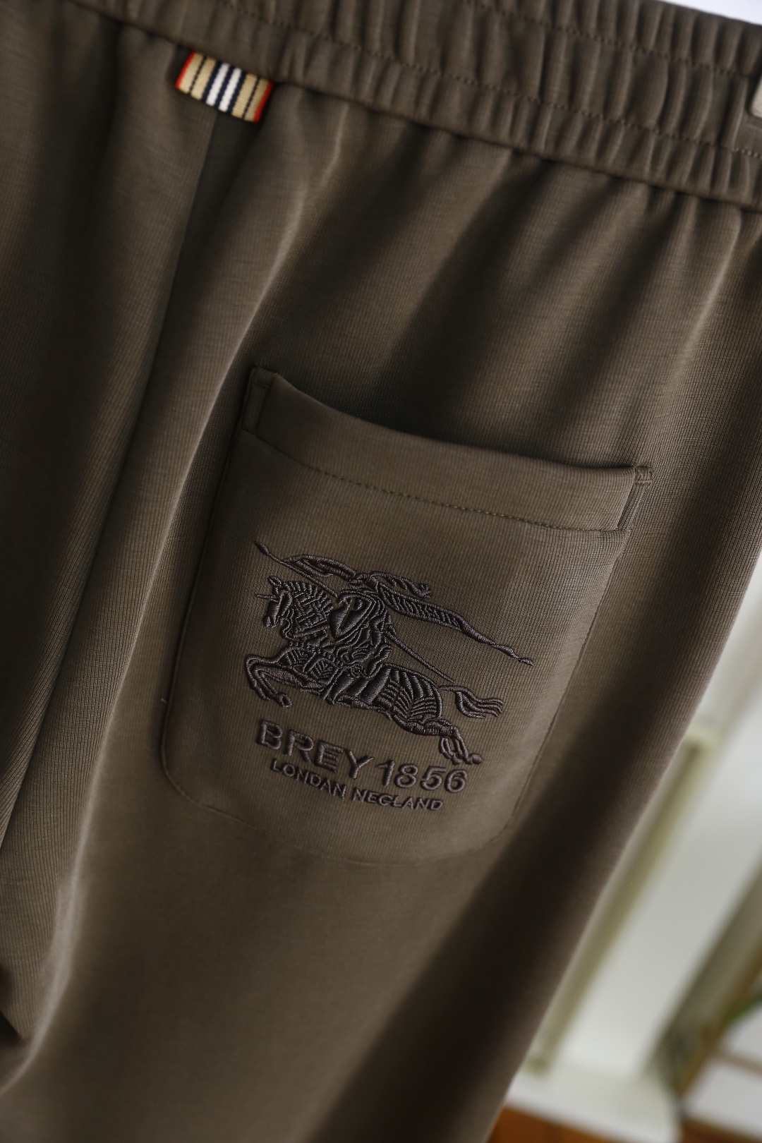 🔥巴宝丽/Bur*erry.2025秋季新款男士休闲裤！采用进口舒适面料，奢华经典品牌战马LOGO设计 