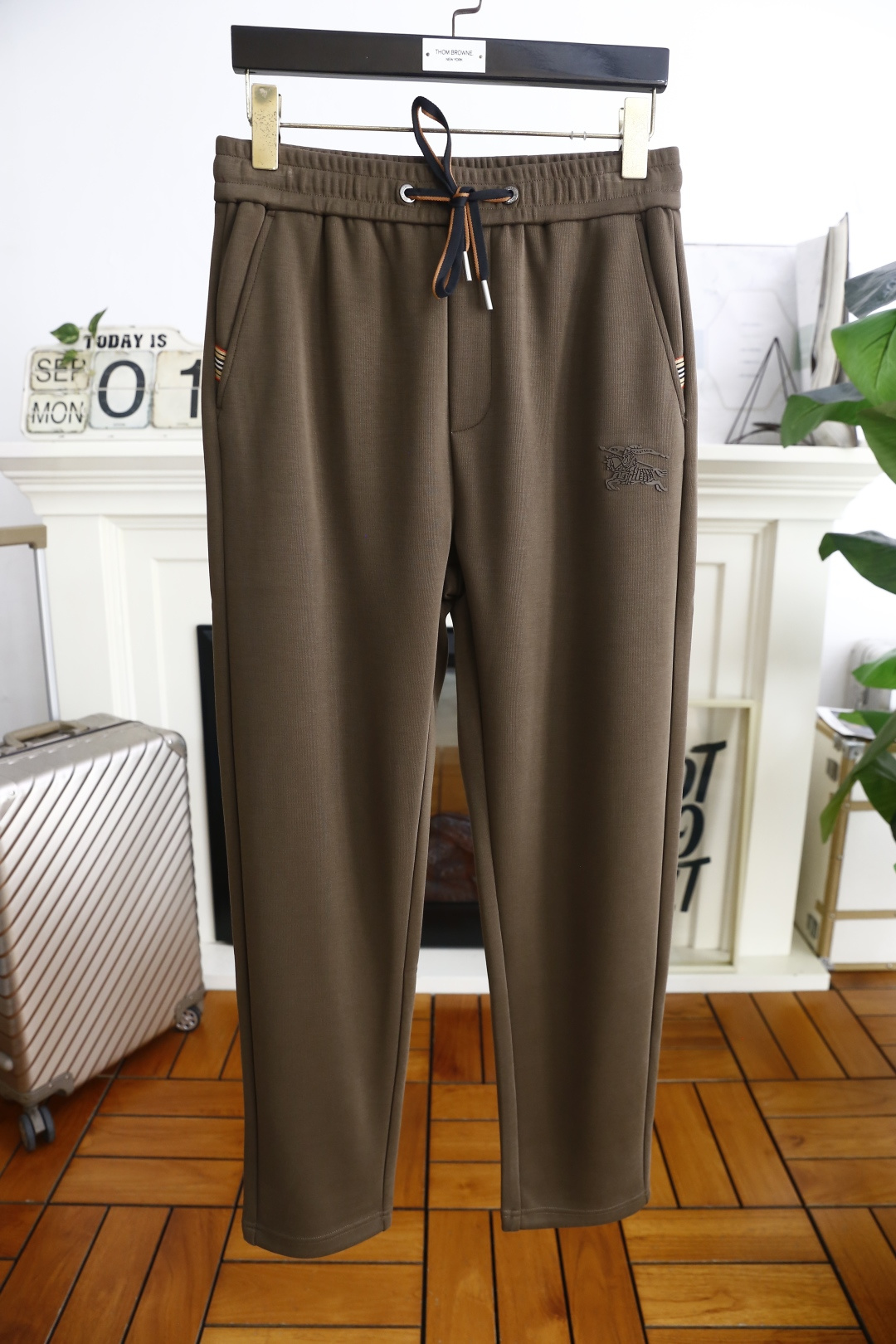 🔥巴宝丽/Bur*erry.2025秋季新款男士休闲裤！采用进口舒适面料，奢华经典品牌战马LOGO设计 