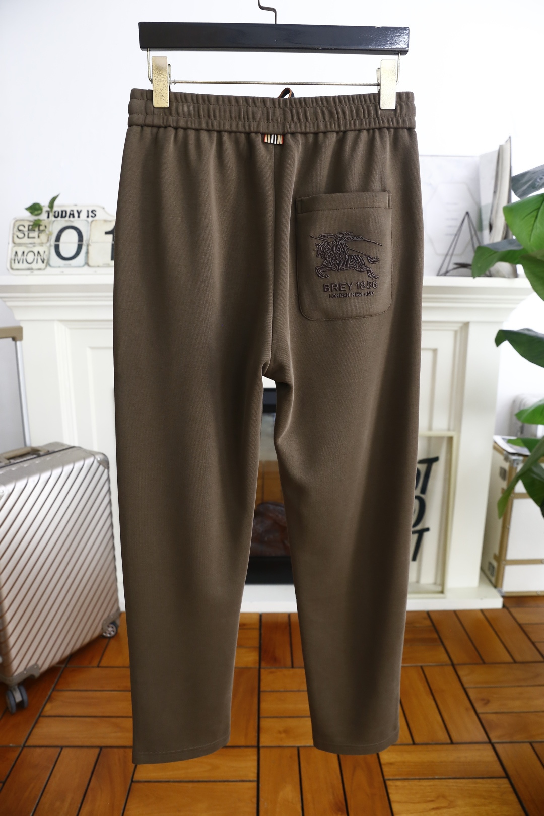 🔥巴宝丽/Bur*erry.2025秋季新款男士休闲裤！采用进口舒适面料，奢华经典品牌战马LOGO设计 