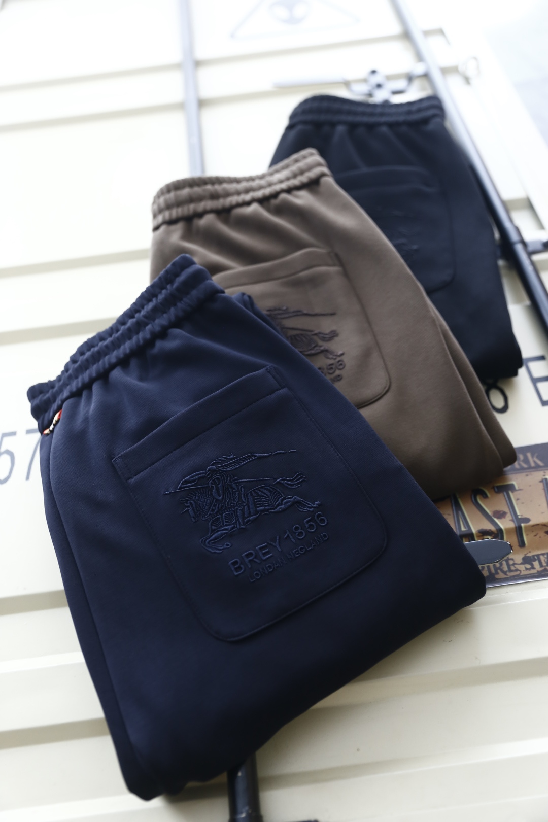 🔥巴宝丽/Bur*erry.2025秋季新款男士休闲裤！采用进口舒适面料，奢华经典品牌战马LOGO设计 