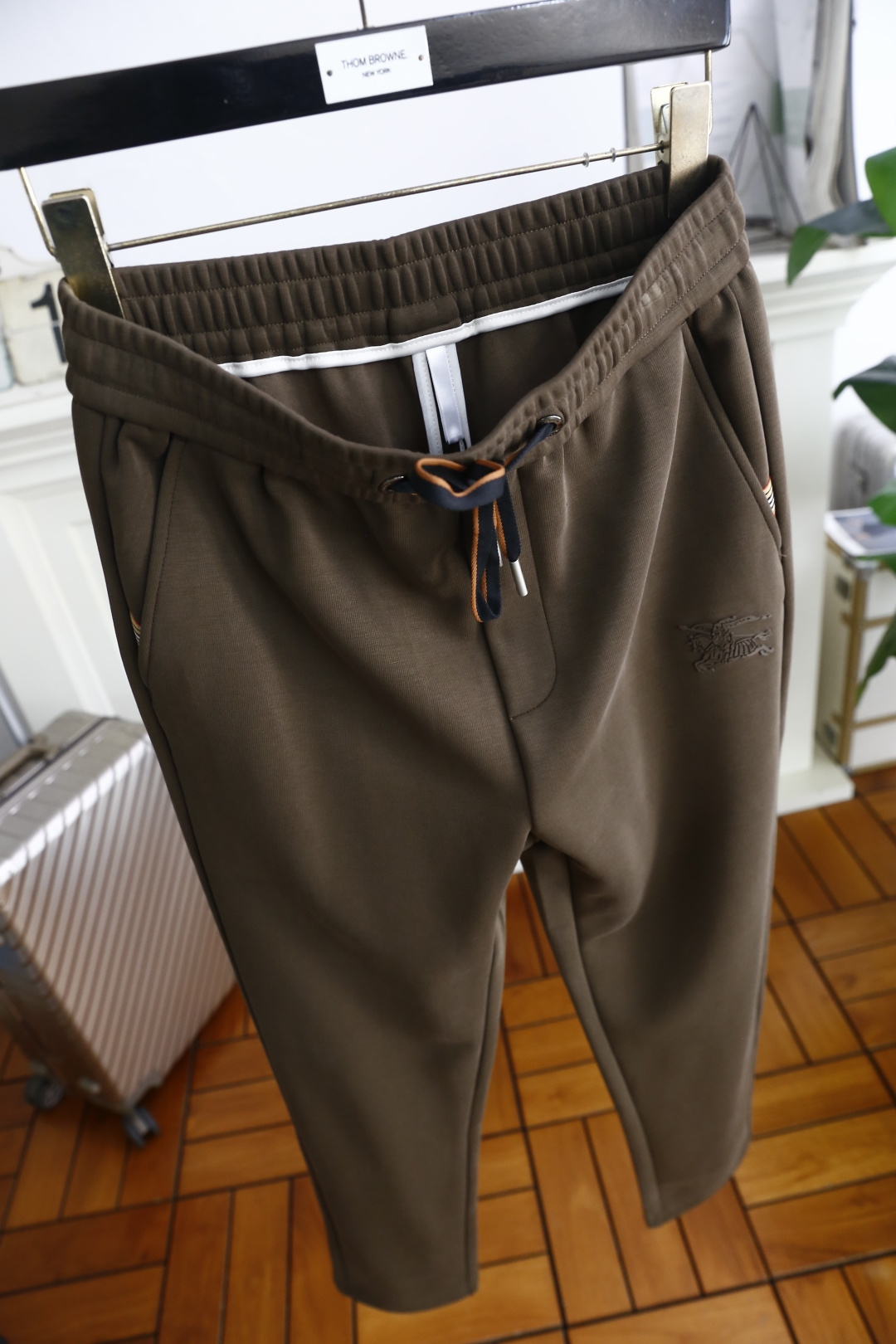 🔥巴宝丽/Bur*erry.2025秋季新款男士休闲裤！采用进口舒适面料，奢华经典品牌战马LOGO设计 