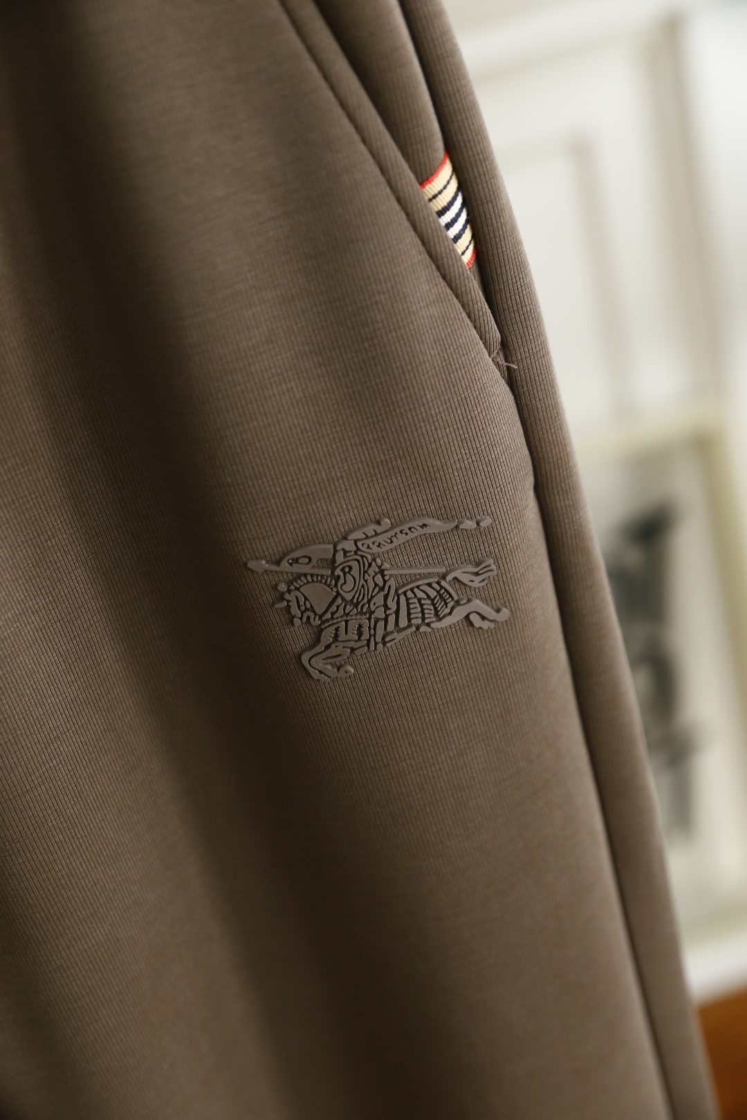 🔥巴宝丽/Bur*erry.2025秋季新款男士休闲裤！采用进口舒适面料，奢华经典品牌战马LOGO设计 