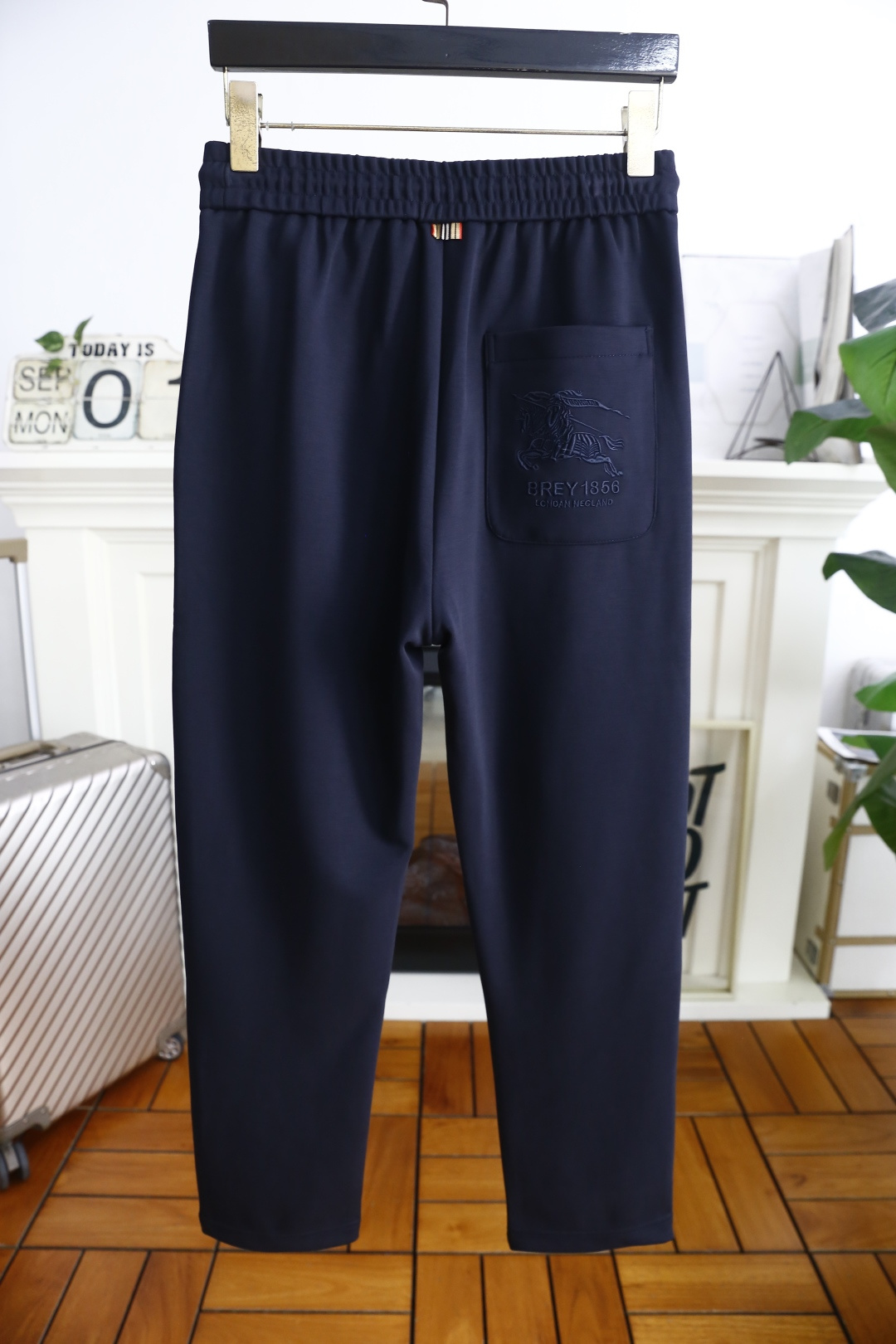 🔥巴宝丽/Bur*erry.2025秋季新款男士休闲裤！采用进口舒适面料，奢华经典品牌战马LOGO设计 