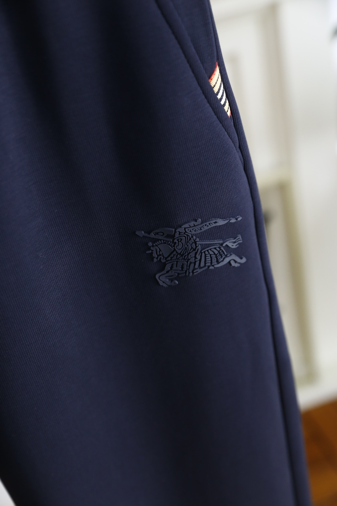 🔥巴宝丽/Bur*erry.2025秋季新款男士休闲裤！采用进口舒适面料，奢华经典品牌战马LOGO设计 