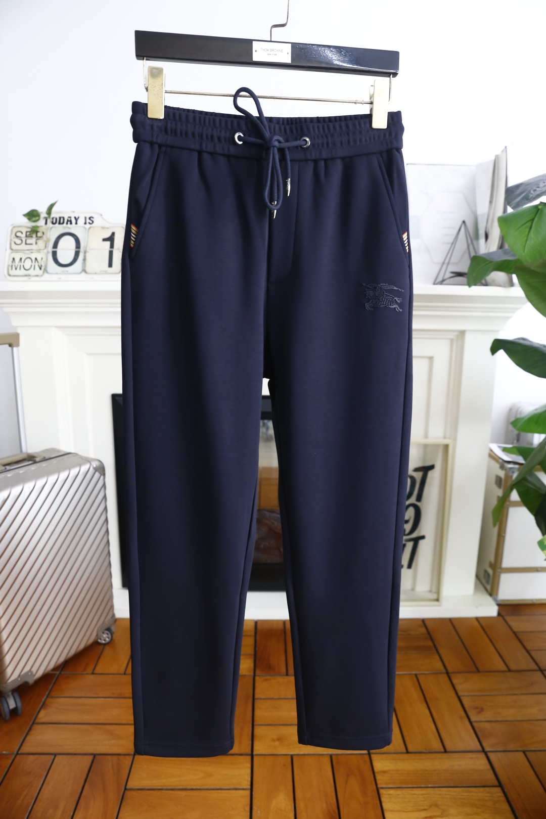 🔥巴宝丽/Bur*erry.2025秋季新款男士休闲裤！采用进口舒适面料，奢华经典品牌战马LOGO设计 