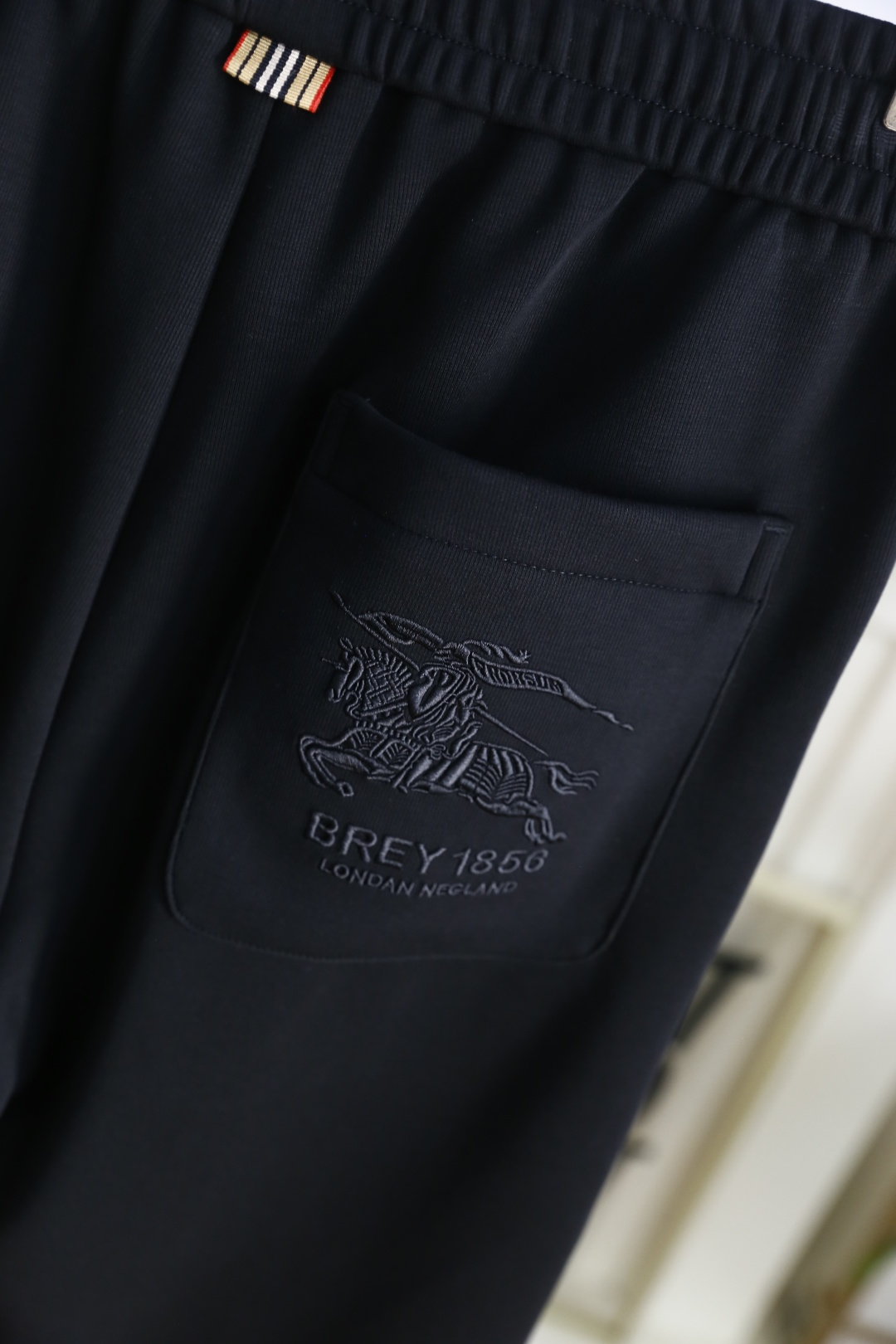🔥巴宝丽/Bur*erry.2025秋季新款男士休闲裤！采用进口舒适面料，奢华经典品牌战马LOGO设计 