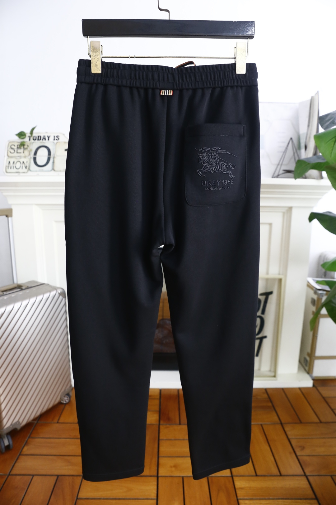 🔥巴宝丽/Bur*erry.2025秋季新款男士休闲裤！采用进口舒适面料，奢华经典品牌战马LOGO设计 