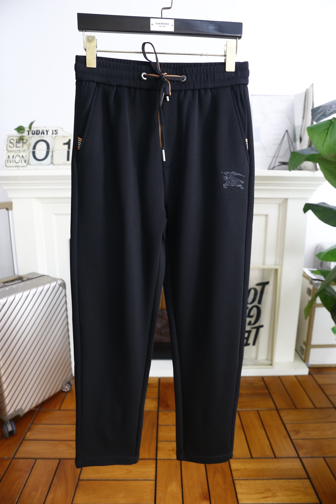 🔥巴宝丽/Bur*erry.2025秋季新款男士休闲裤！采用进口舒适面料，奢华经典品牌战马LOGO设计 