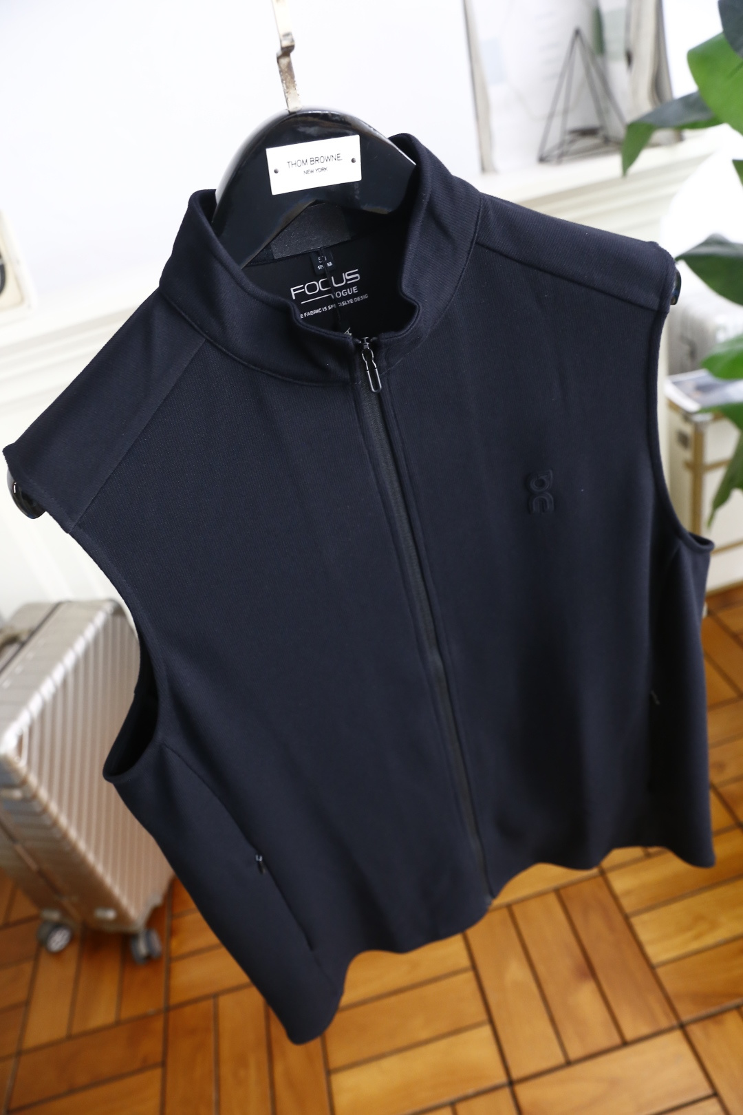 🔥罗意威.2025秋季新品！时尚男士薄款马甲👍简约时尚又不失细节感一款，奢华经典定制LOGO设计！每一处