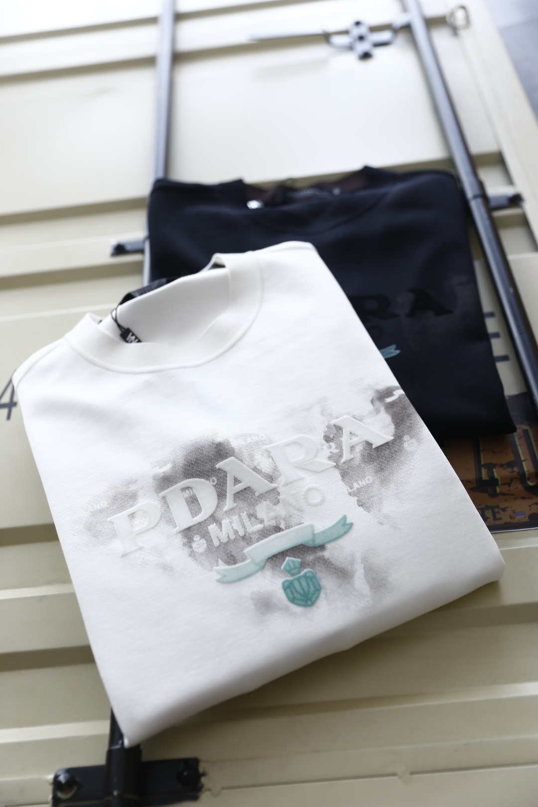 🔥普拉*/Pr*da.2025秋季新品男士套头卫衣！奢华经典品牌字母LOGO搭配👍🏼采用高档顶级🔝面料，