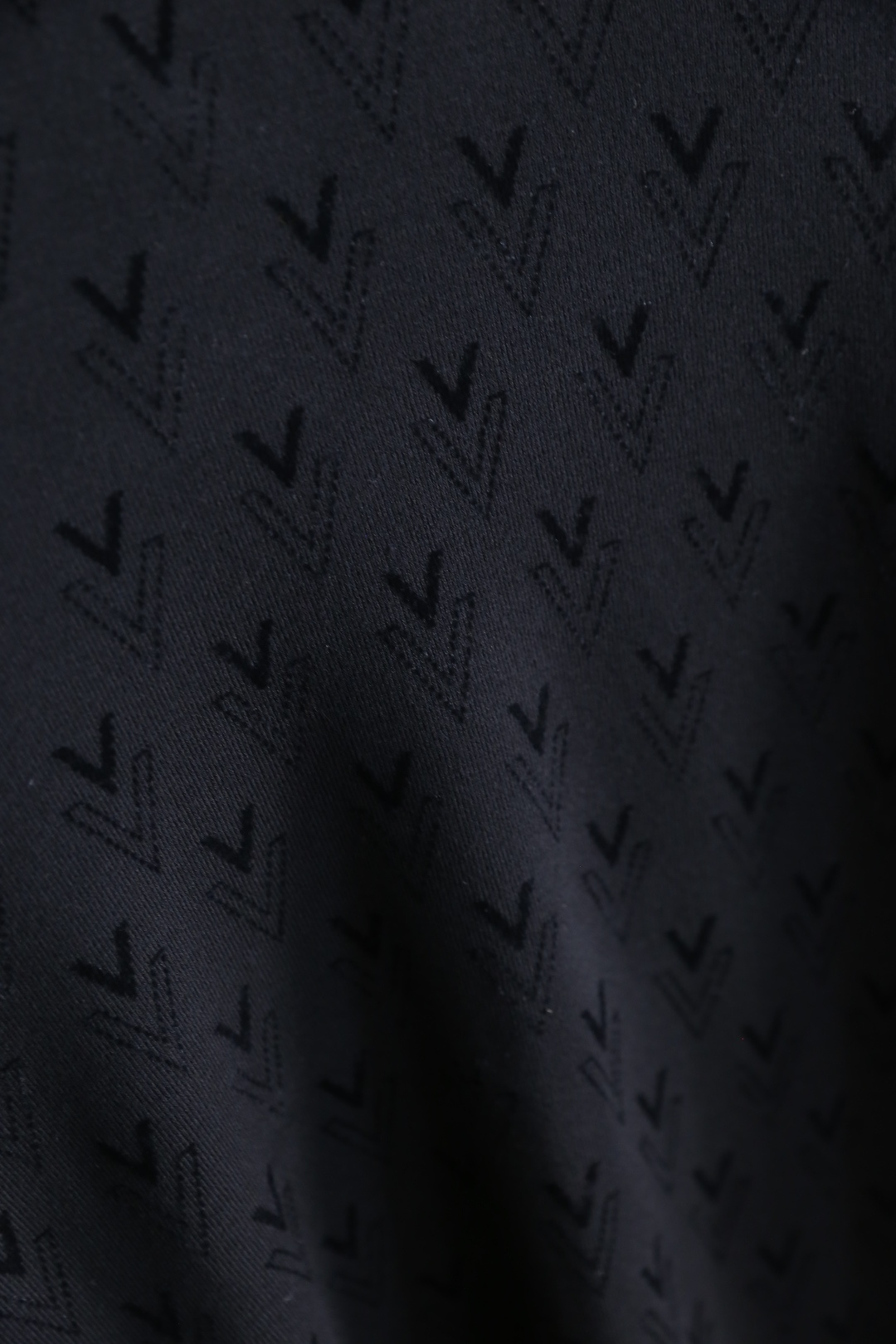 🔥华伦天奴.2025秋季新品男士长袖针织衫👍🏼独家呈现！奢华品牌元素LOGO搭配✅超级百搭极符合美学基调