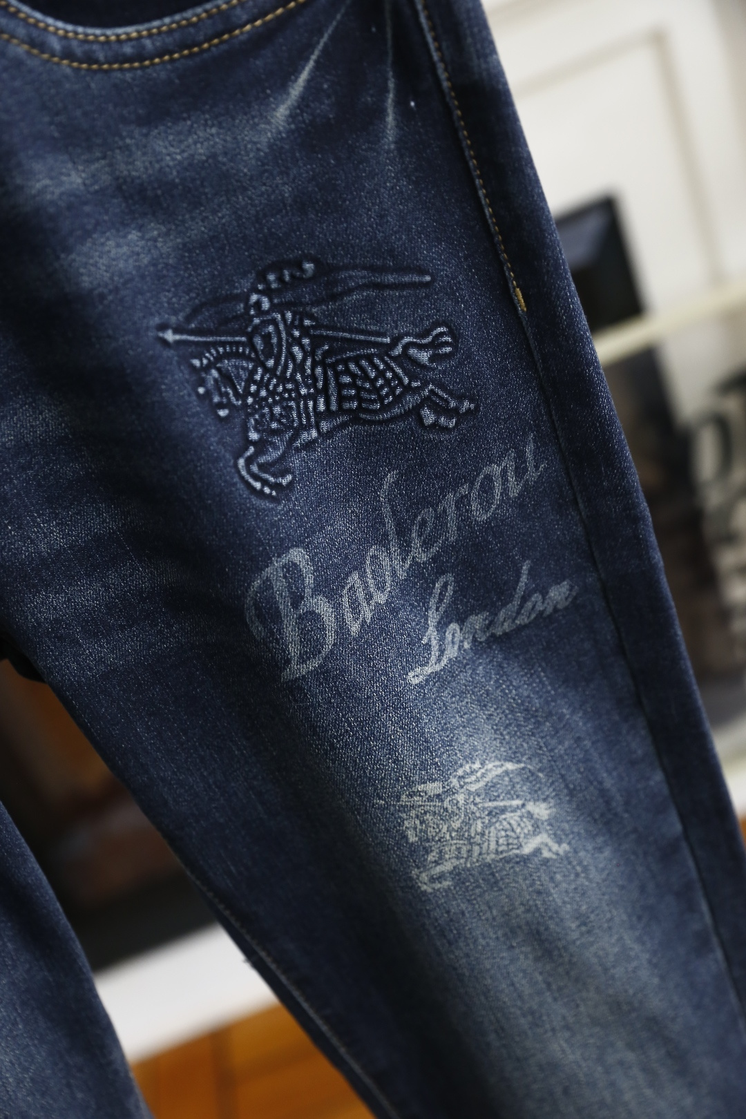 🔥巴宝丽/Burb*rry.25秋季新品时尚男士牛仔裤👖采用客供水洗弹力牛仔裤！奢华经典品牌战马Logo