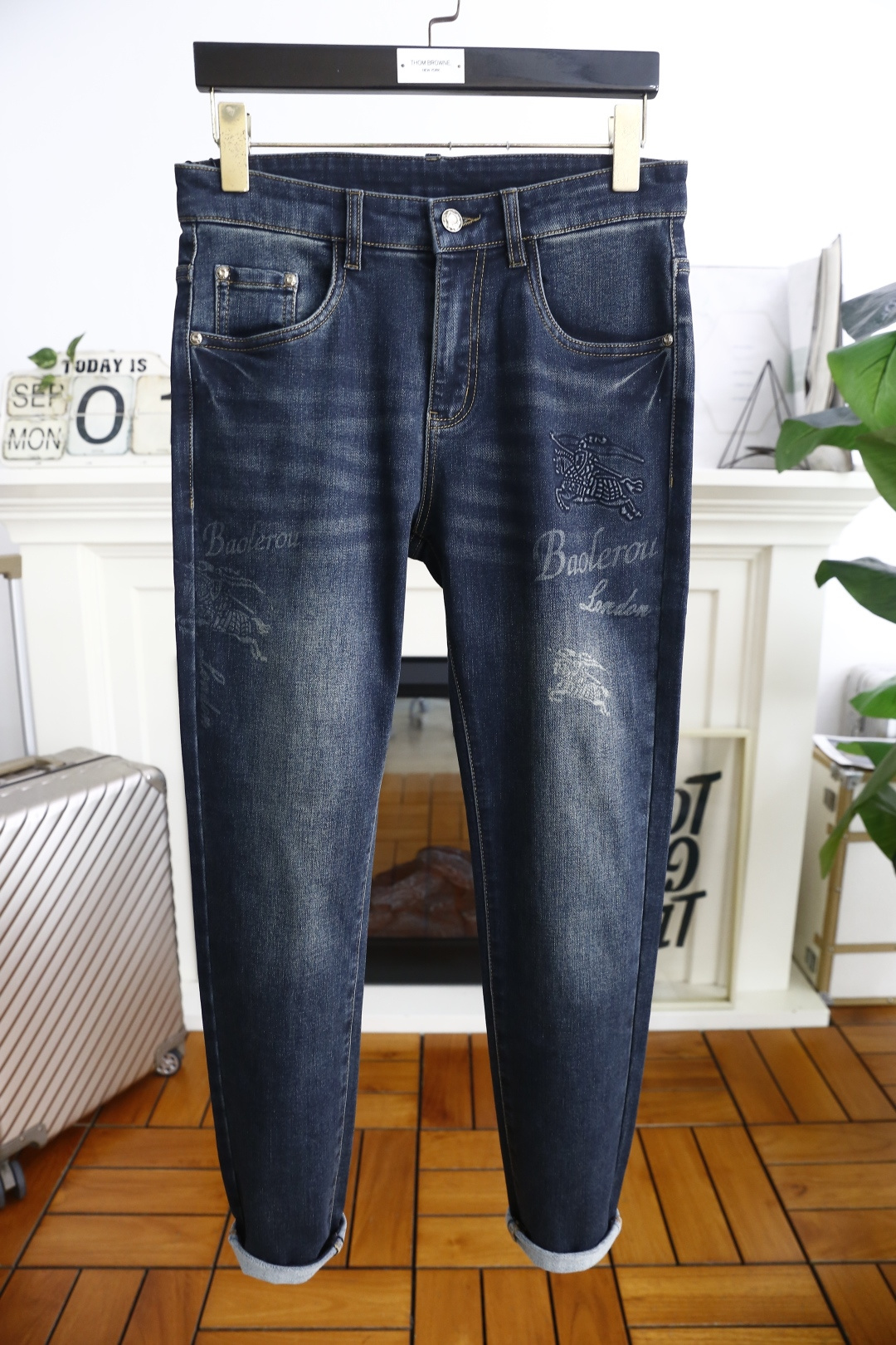 🔥巴宝丽/Burb*rry.25秋季新品时尚男士牛仔裤👖采用客供水洗弹力牛仔裤！奢华经典品牌战马Logo