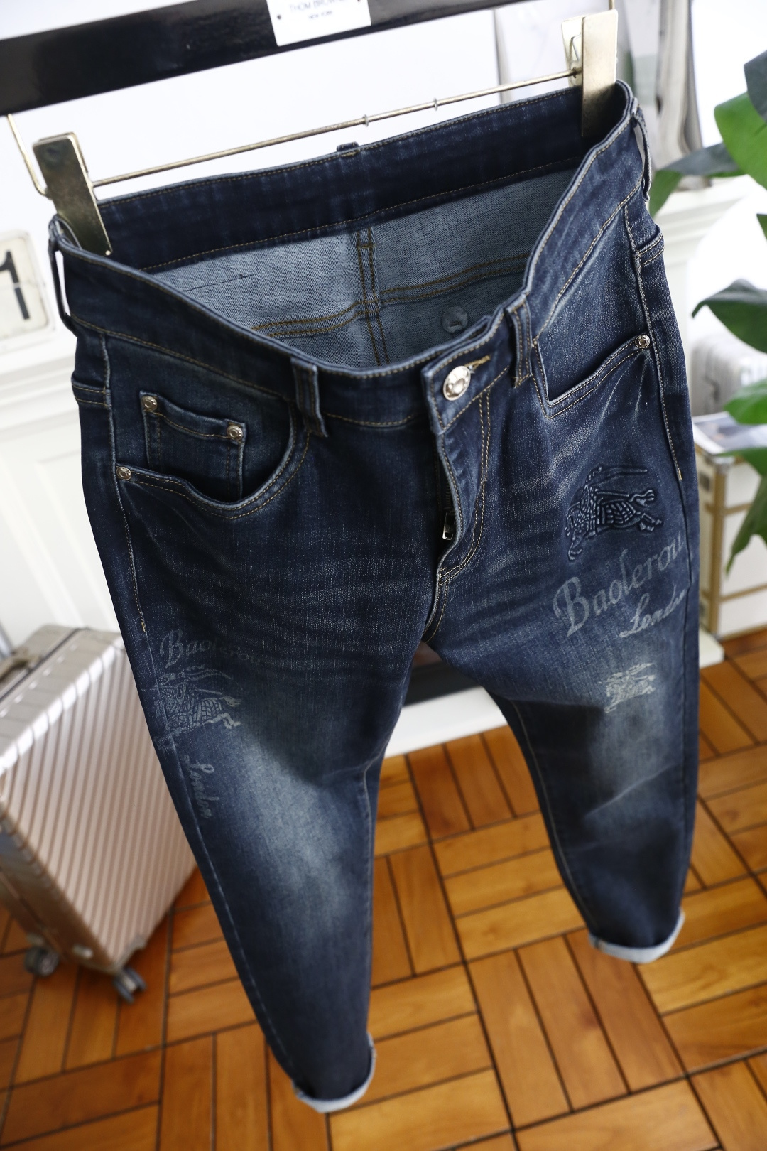 🔥巴宝丽/Burb*rry.25秋季新品时尚男士牛仔裤👖采用客供水洗弹力牛仔裤！奢华经典品牌战马Logo