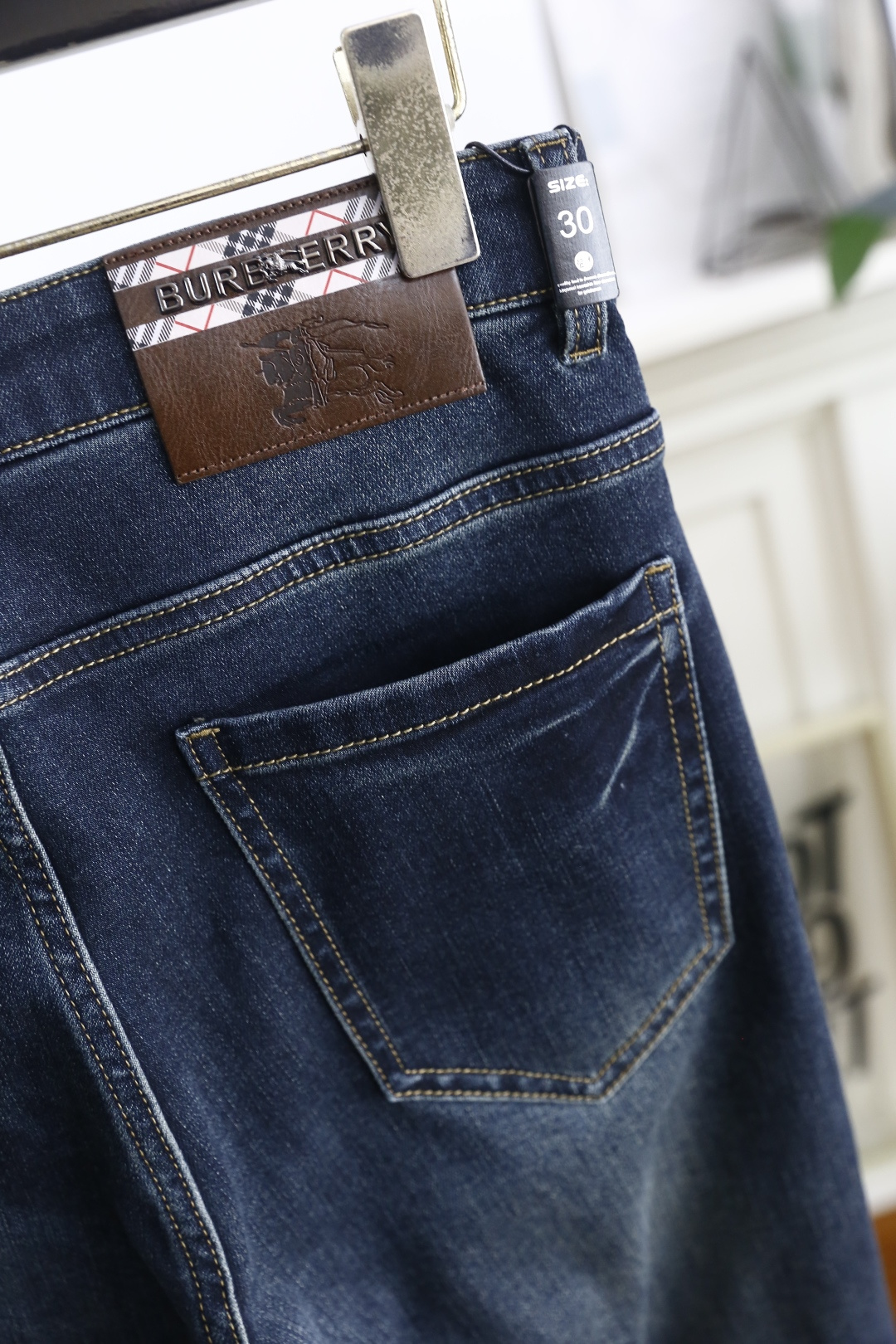 🔥巴宝丽/Burb*rry.25秋季新品时尚男士牛仔裤👖采用客供水洗弹力牛仔裤！奢华经典品牌战马Logo