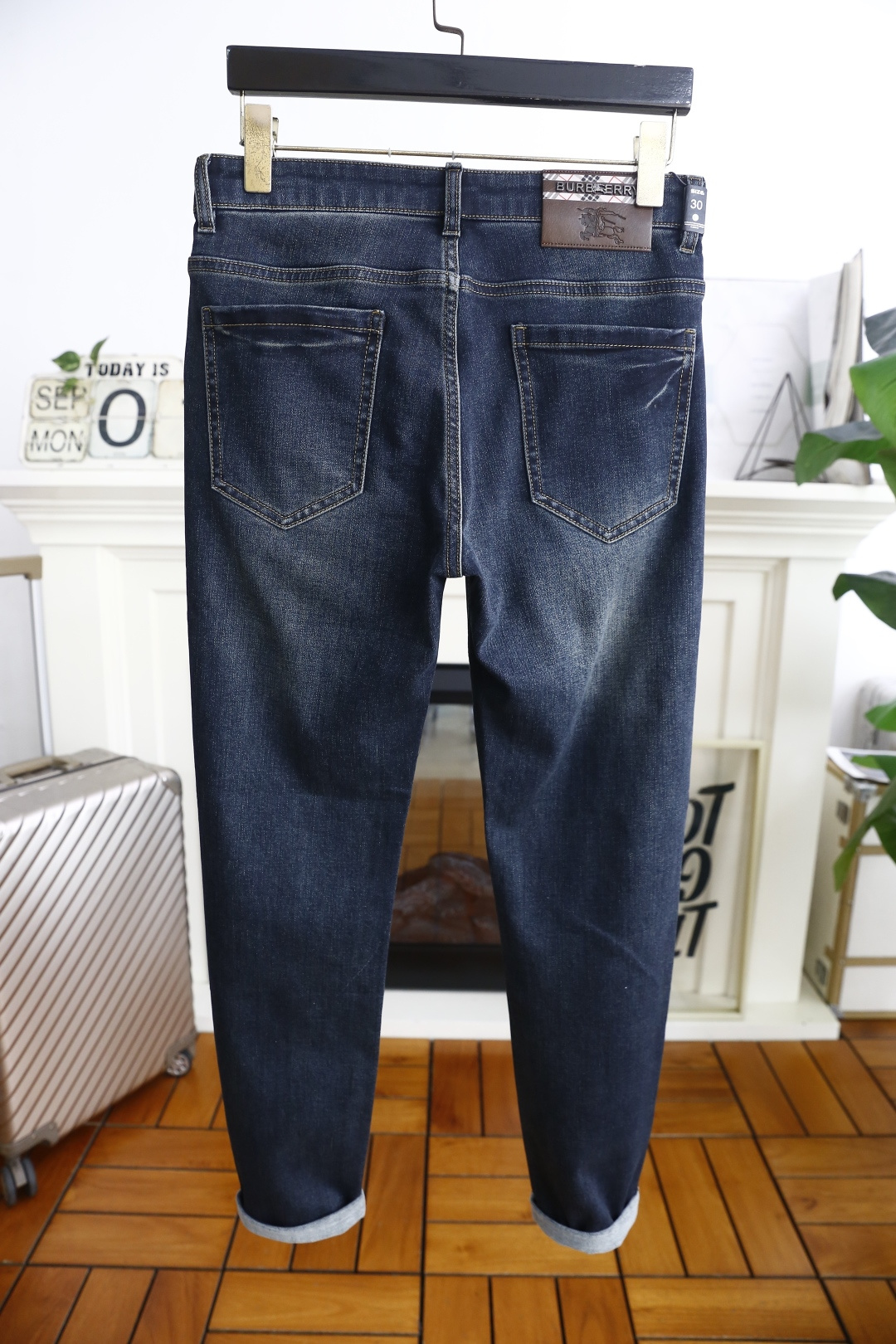 🔥巴宝丽/Burb*rry.25秋季新品时尚男士牛仔裤👖采用客供水洗弹力牛仔裤！奢华经典品牌战马Logo