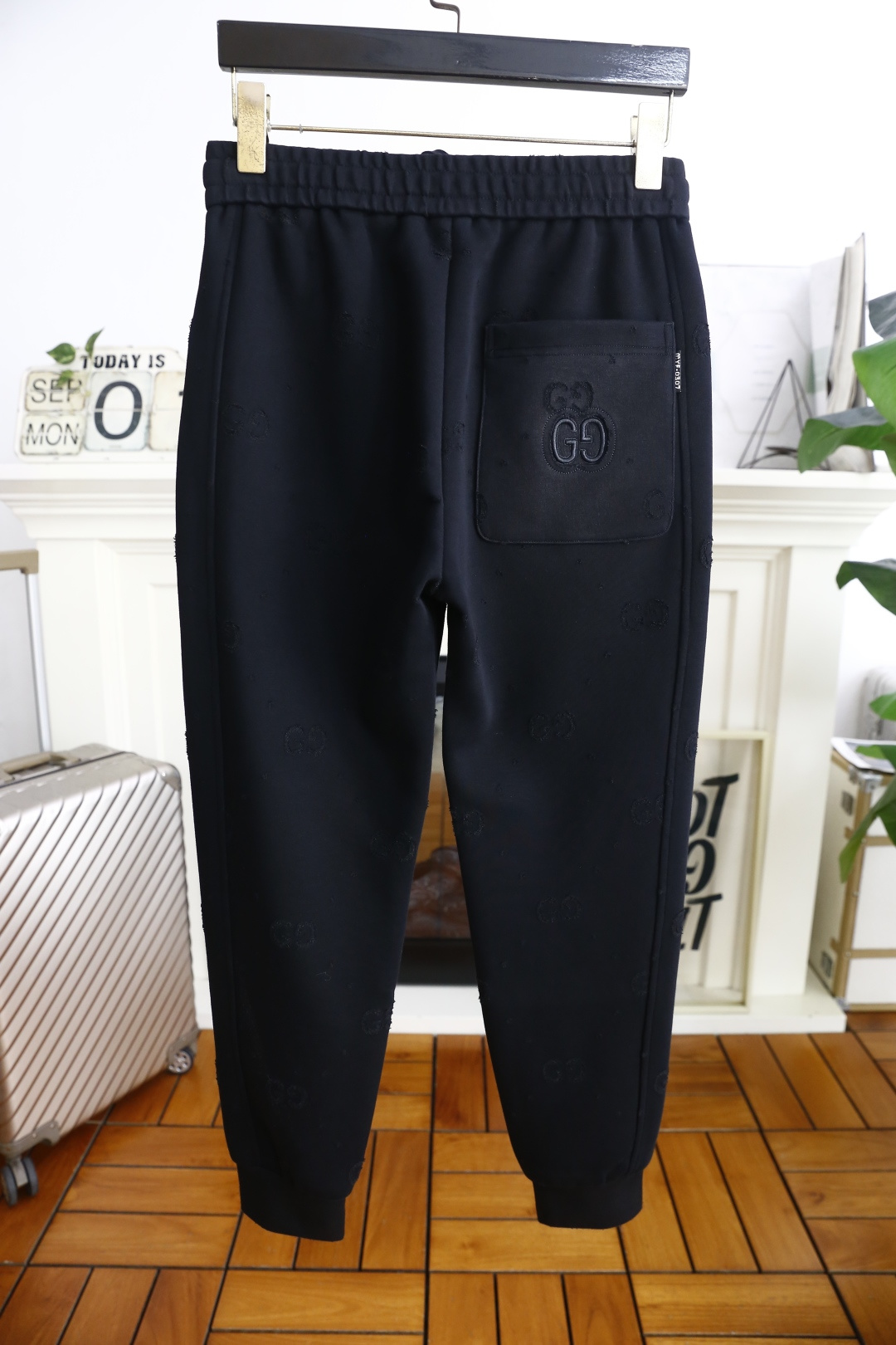 🔥古驰/Gu*ci.2025秋季时尚新品男士休闲裤！采用进口舒适保暖面料，奢华经典品牌LOGO设计 上身