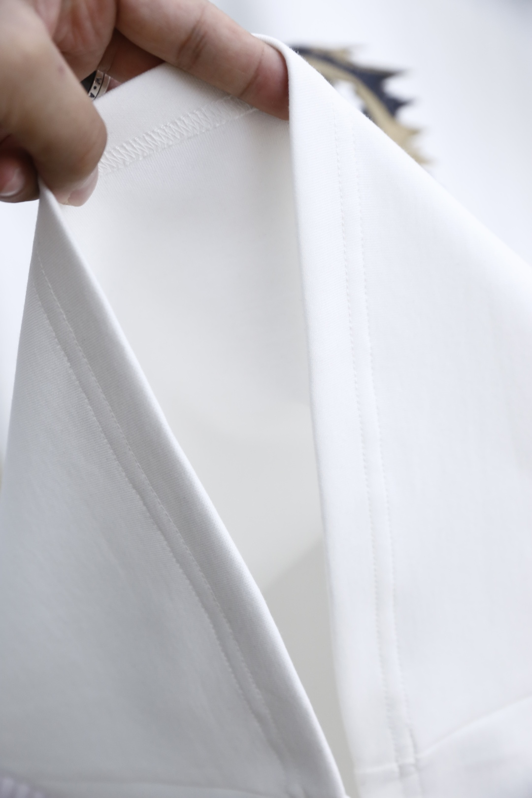 🔥瑟琳.2025秋季新品男士圆领短袖🍃胸前奢华品牌LOGO标识标注👍🏼上身就能体会这款设计带来的年轻与时