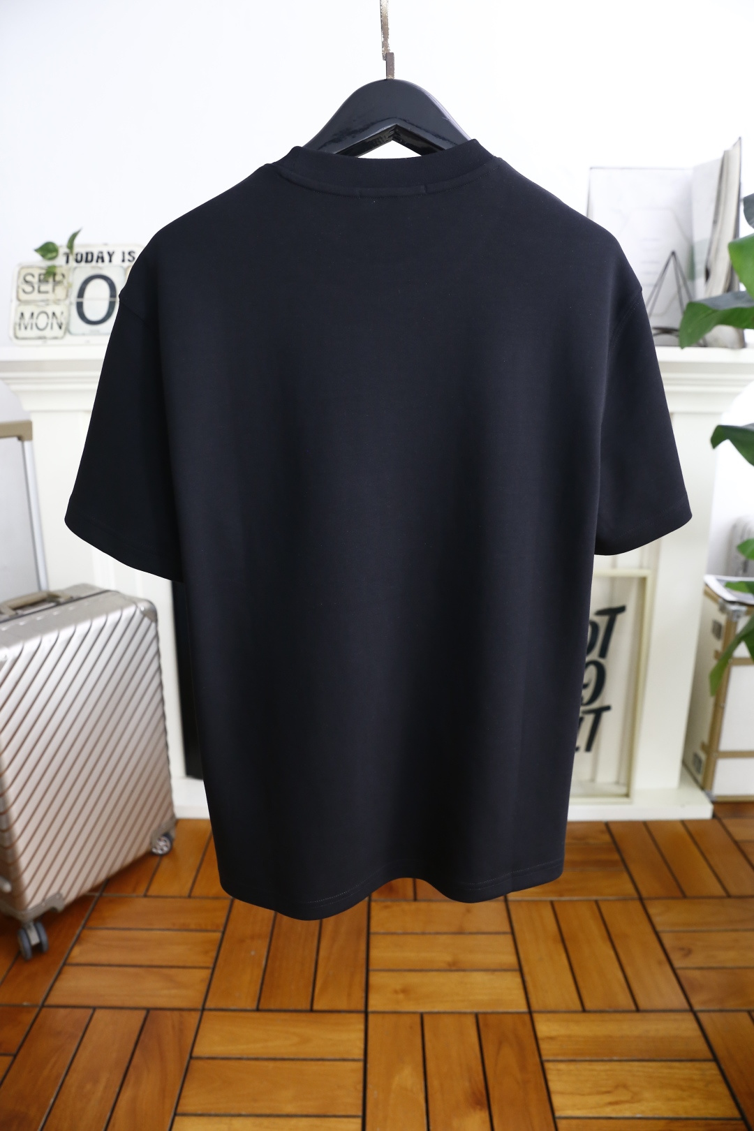 🔥瑟琳.2025秋季新品男士圆领短袖🍃胸前奢华品牌LOGO标识标注👍🏼上身就能体会这款设计带来的年轻与时