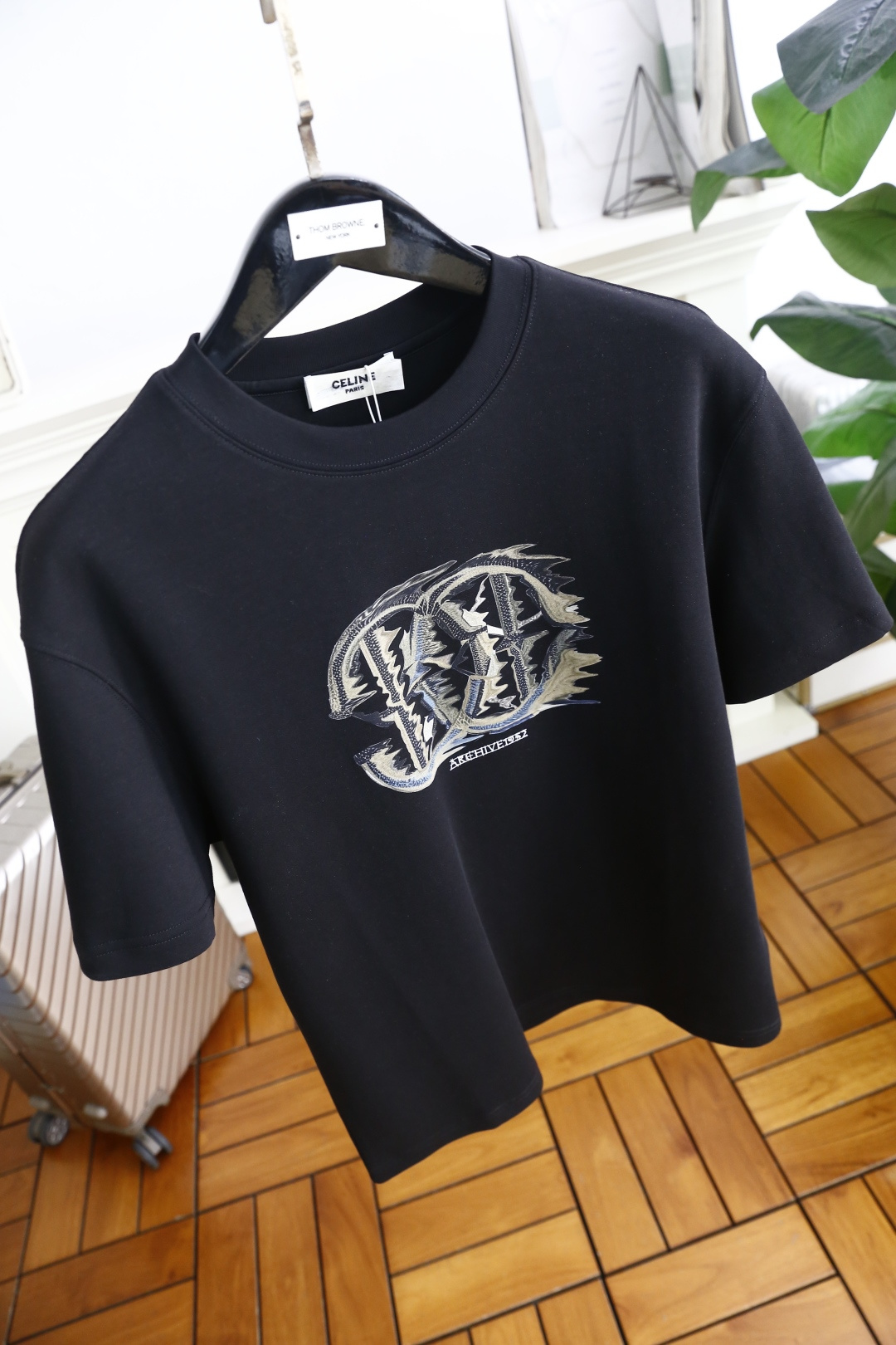 🔥瑟琳.2025秋季新品男士圆领短袖🍃胸前奢华品牌LOGO标识标注👍🏼上身就能体会这款设计带来的年轻与时