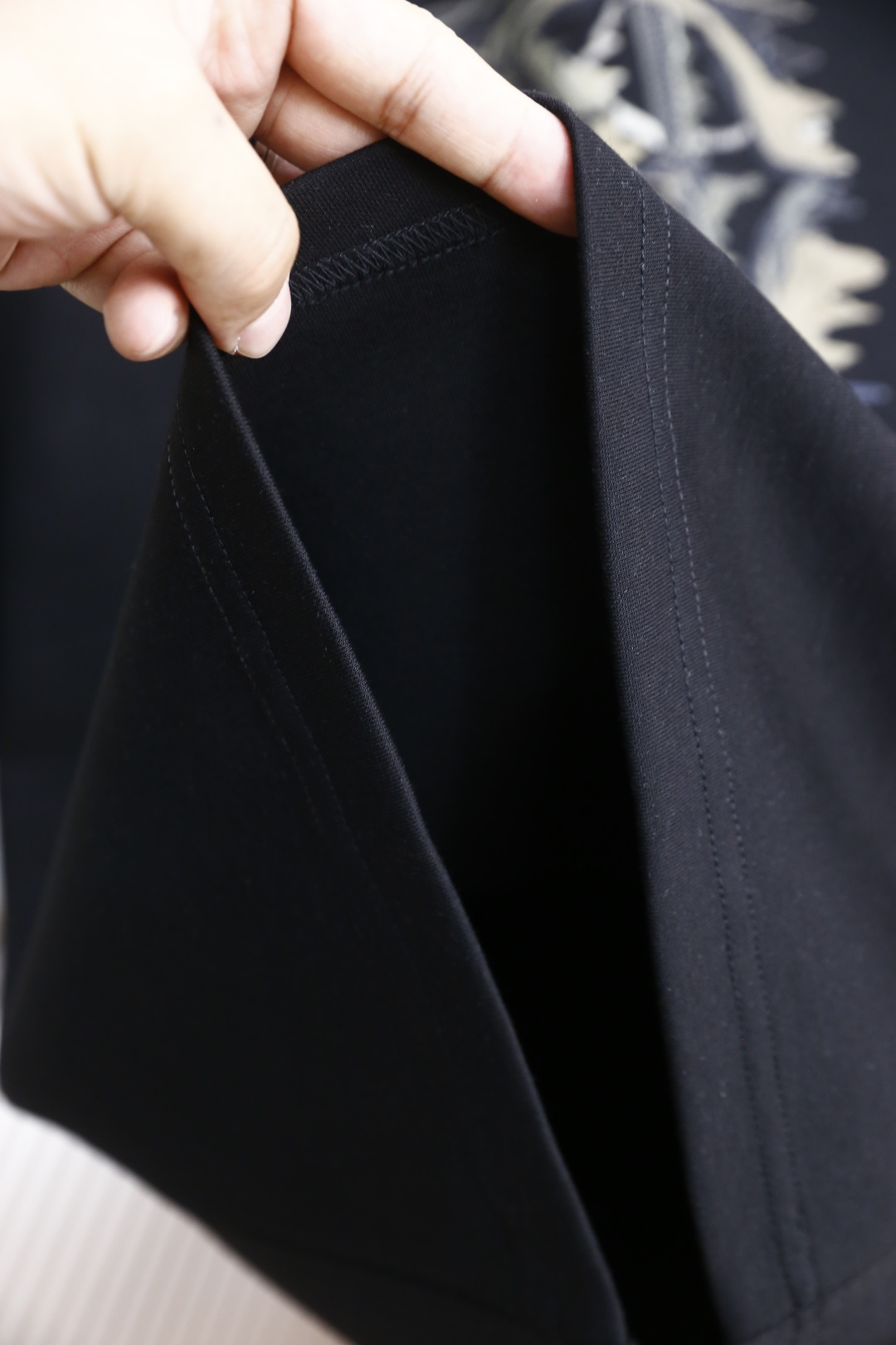 🔥瑟琳.2025秋季新品男士圆领短袖🍃胸前奢华品牌LOGO标识标注👍🏼上身就能体会这款设计带来的年轻与时