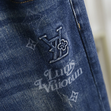🔥路易威*/LV.2025秋季新品原单高端男士牛仔裤!奢华经典品牌LOGO配饰 身穿着非常舒适 低调不失 🔥路易威*/LV.2025秋季新品原单高端男士牛仔裤!奢华经典品牌LOGO配饰 身穿着非常舒适 低调不失